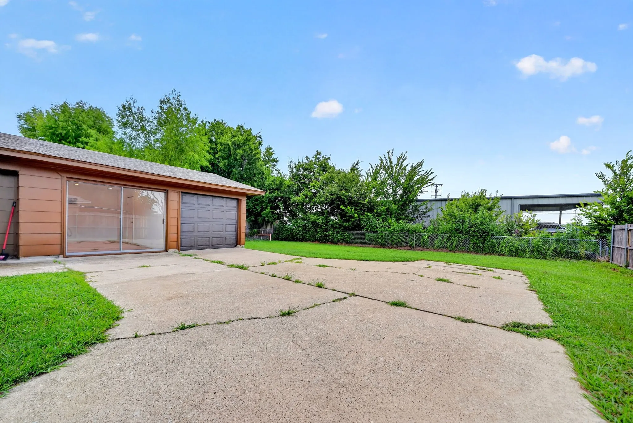 Single Family Residence For Sale in Hunt County , 8312 Charles Street, Greenville, Texas 75402, 3 Bedroom, 2 Bathroom, 1 Garage spaces, 1,269 Sqft, built in 1971, mls#21336034, Real Estate Agent in Greenville, Homes For Sale in Hunt county, Homes For Sale in Greenville, Realtor in Greenville Texas, Real Estate Brokerage Independent Realty Texas, Luminita Cordes Realtor