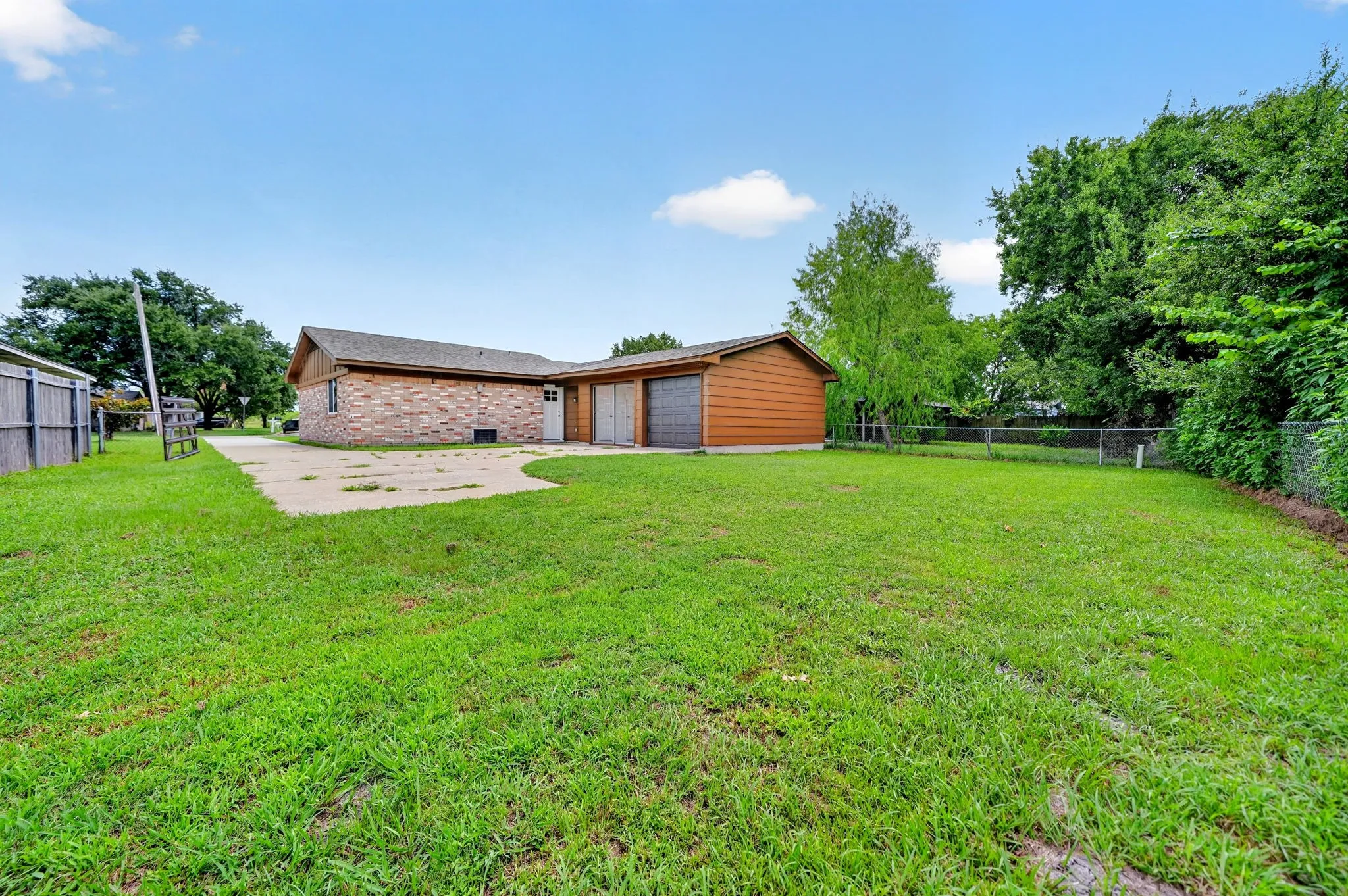 Single Family Residence For Sale in Hunt County , 8312 Charles Street, Greenville, Texas 75402, 3 Bedroom, 2 Bathroom, 1 Garage spaces, 1,269 Sqft, built in 1971, mls#21336034, Real Estate Agent in Greenville, Homes For Sale in Hunt county, Homes For Sale in Greenville, Realtor in Greenville Texas, Real Estate Brokerage Independent Realty Texas, Luminita Cordes Realtor