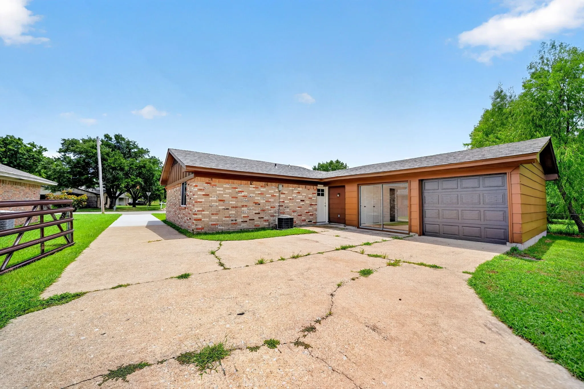 Single Family Residence For Sale in Hunt County , 8312 Charles Street, Greenville, Texas 75402, 3 Bedroom, 2 Bathroom, 1 Garage spaces, 1,269 Sqft, built in 1971, mls#21336034, Real Estate Agent in Greenville, Homes For Sale in Hunt county, Homes For Sale in Greenville, Realtor in Greenville Texas, Real Estate Brokerage Independent Realty Texas, Luminita Cordes Realtor