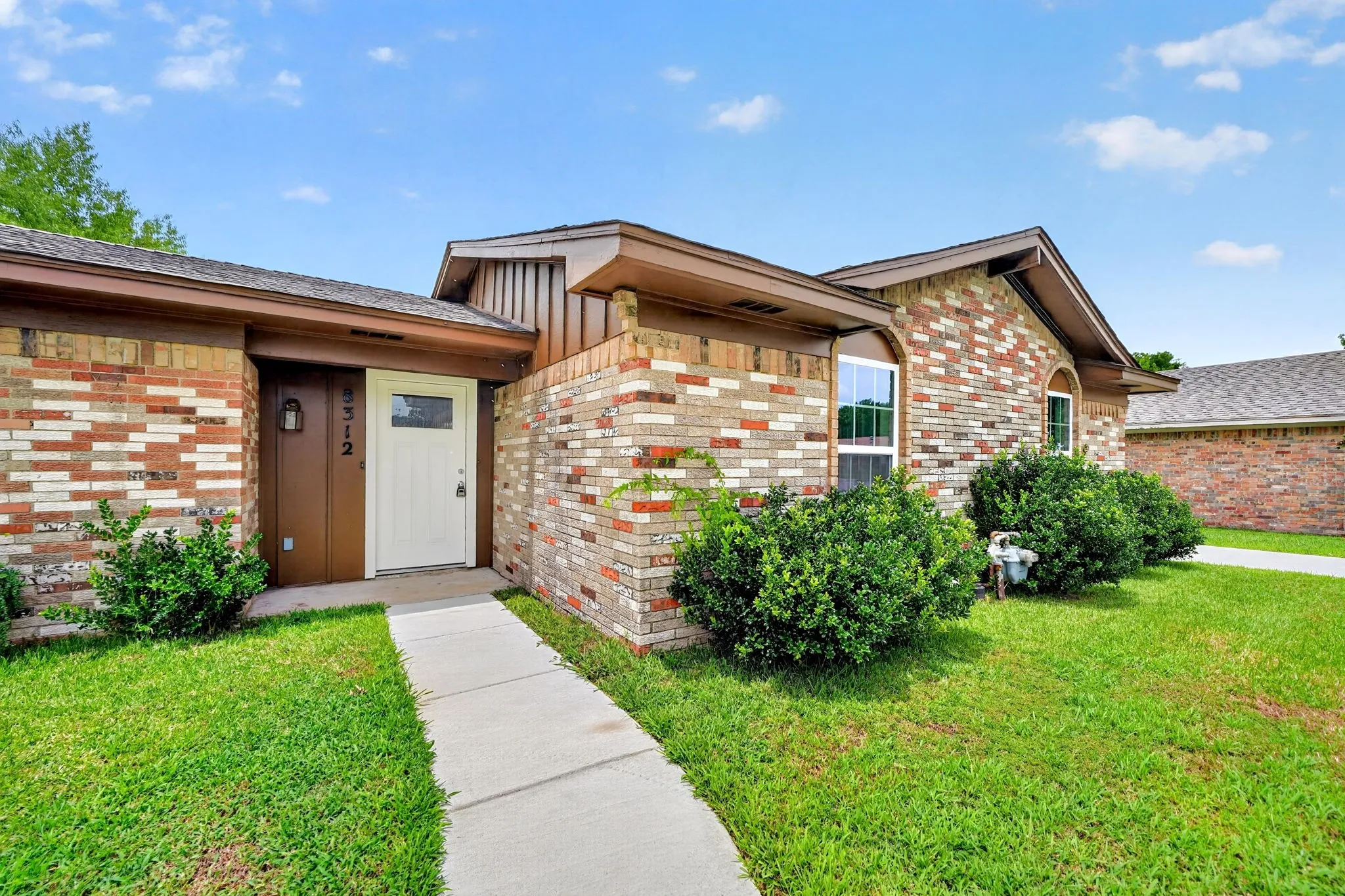Single Family Residence For Sale in Hunt County , 8312 Charles Street, Greenville, Texas 75402, 3 Bedroom, 2 Bathroom, 1 Garage spaces, 1,269 Sqft, built in 1971, mls#21336034, Real Estate Agent in Greenville, Homes For Sale in Hunt county, Homes For Sale in Greenville, Realtor in Greenville Texas, Real Estate Brokerage Independent Realty Texas, Luminita Cordes Realtor