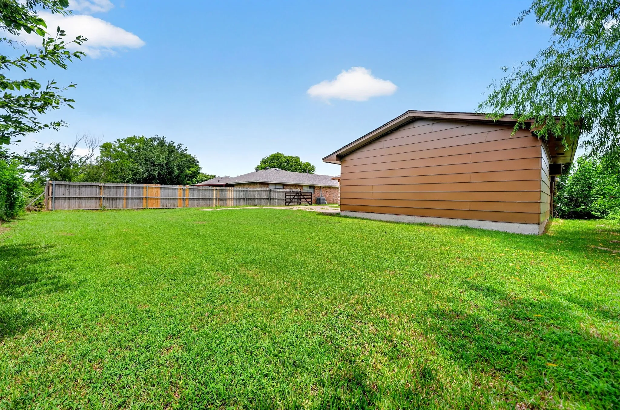 Single Family Residence For Sale in Hunt County , 8312 Charles Street, Greenville, Texas 75402, 3 Bedroom, 2 Bathroom, 1 Garage spaces, 1,269 Sqft, built in 1971, mls#21336034, Real Estate Agent in Greenville, Homes For Sale in Hunt county, Homes For Sale in Greenville, Realtor in Greenville Texas, Real Estate Brokerage Independent Realty Texas, Luminita Cordes Realtor