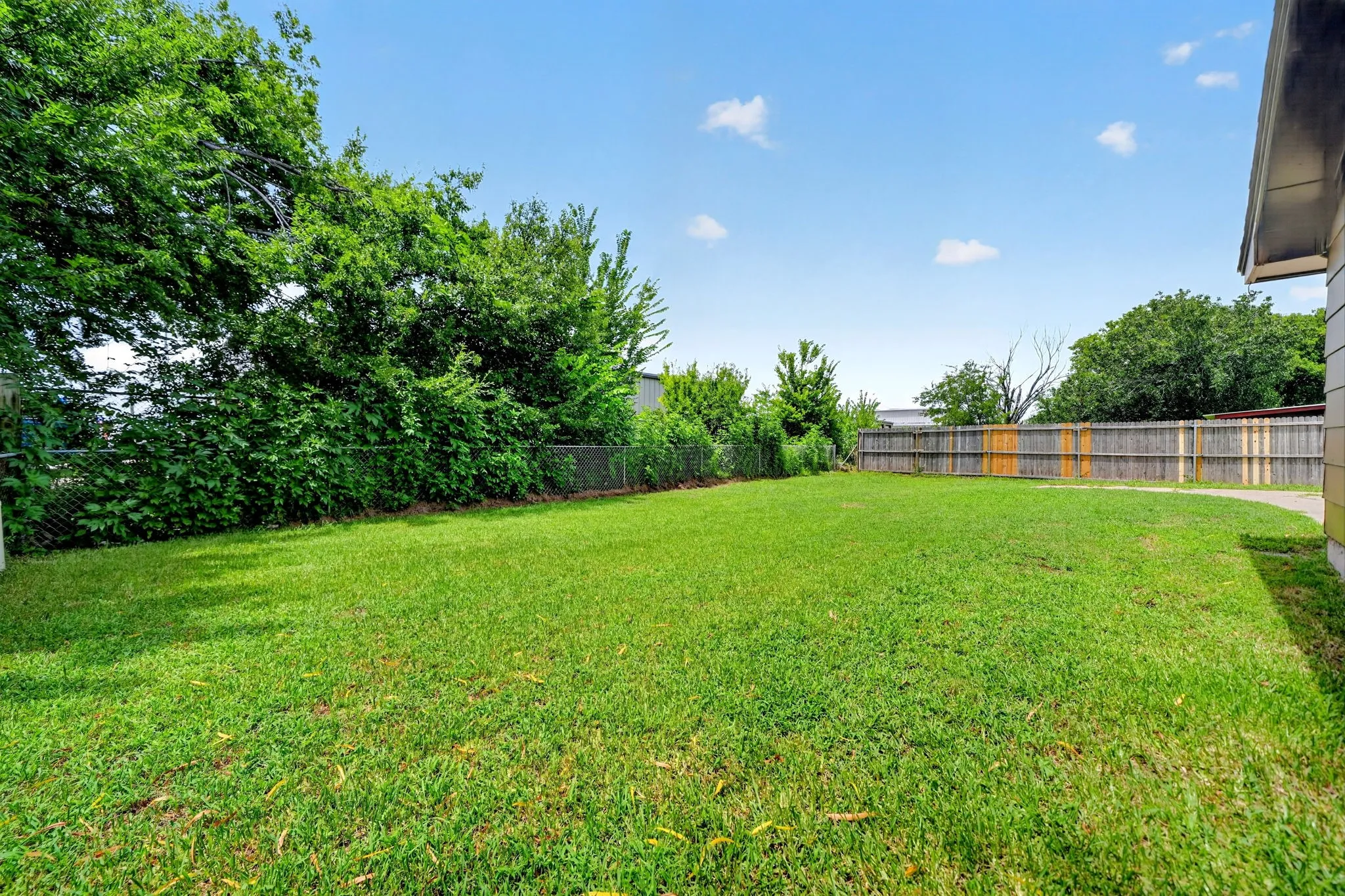 Single Family Residence For Sale in Hunt County , 8312 Charles Street, Greenville, Texas 75402, 3 Bedroom, 2 Bathroom, 1 Garage spaces, 1,269 Sqft, built in 1971, mls#21336034, Real Estate Agent in Greenville, Homes For Sale in Hunt county, Homes For Sale in Greenville, Realtor in Greenville Texas, Real Estate Brokerage Independent Realty Texas, Luminita Cordes Realtor
