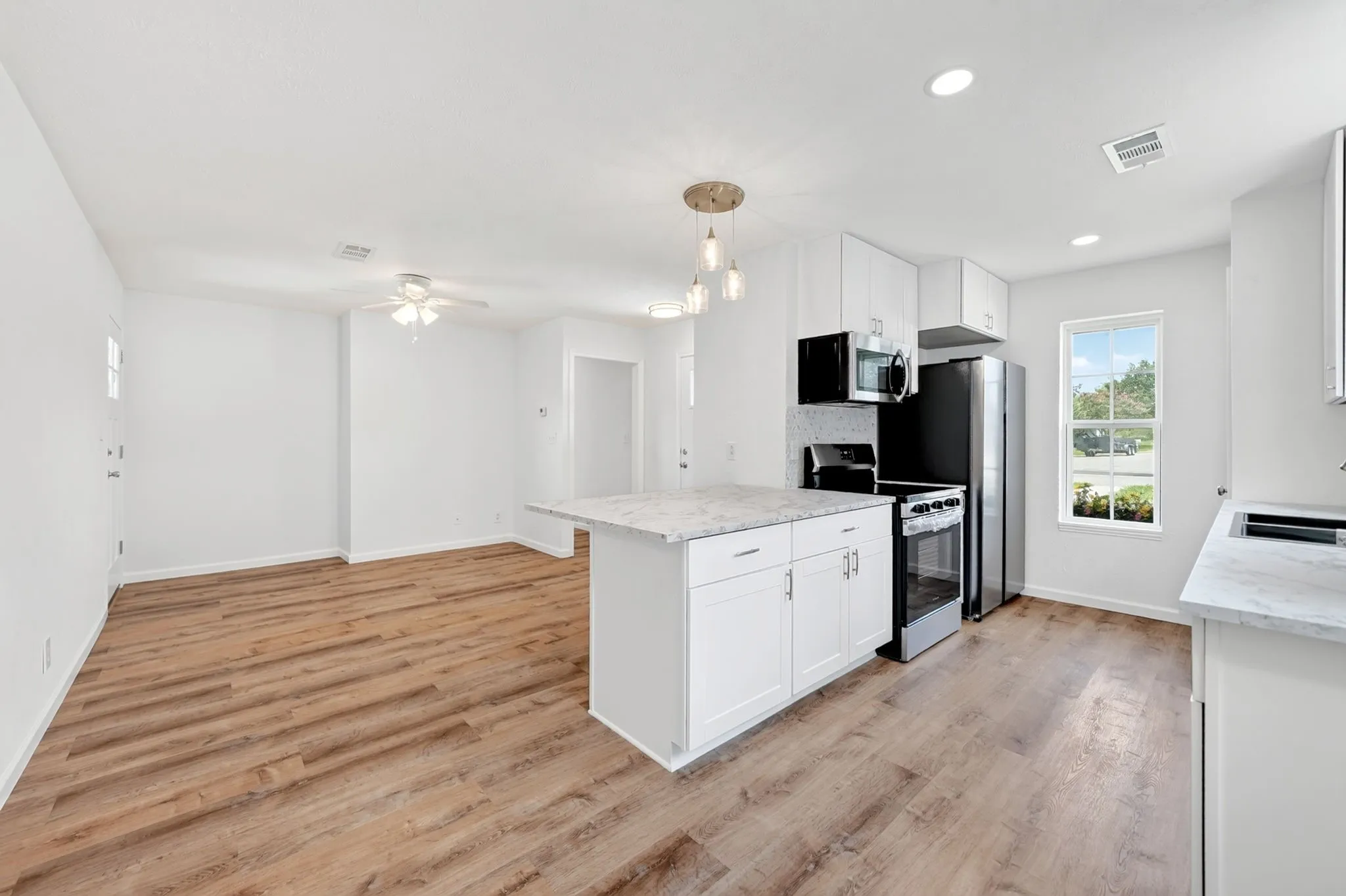 Single Family Residence For Sale in Hunt County , 8312 Charles Street, Greenville, Texas 75402, 3 Bedroom, 2 Bathroom, 1 Garage spaces, 1,269 Sqft, built in 1971, mls#21336034, Real Estate Agent in Greenville, Homes For Sale in Hunt county, Homes For Sale in Greenville, Realtor in Greenville Texas, Real Estate Brokerage Independent Realty Texas, Luminita Cordes Realtor