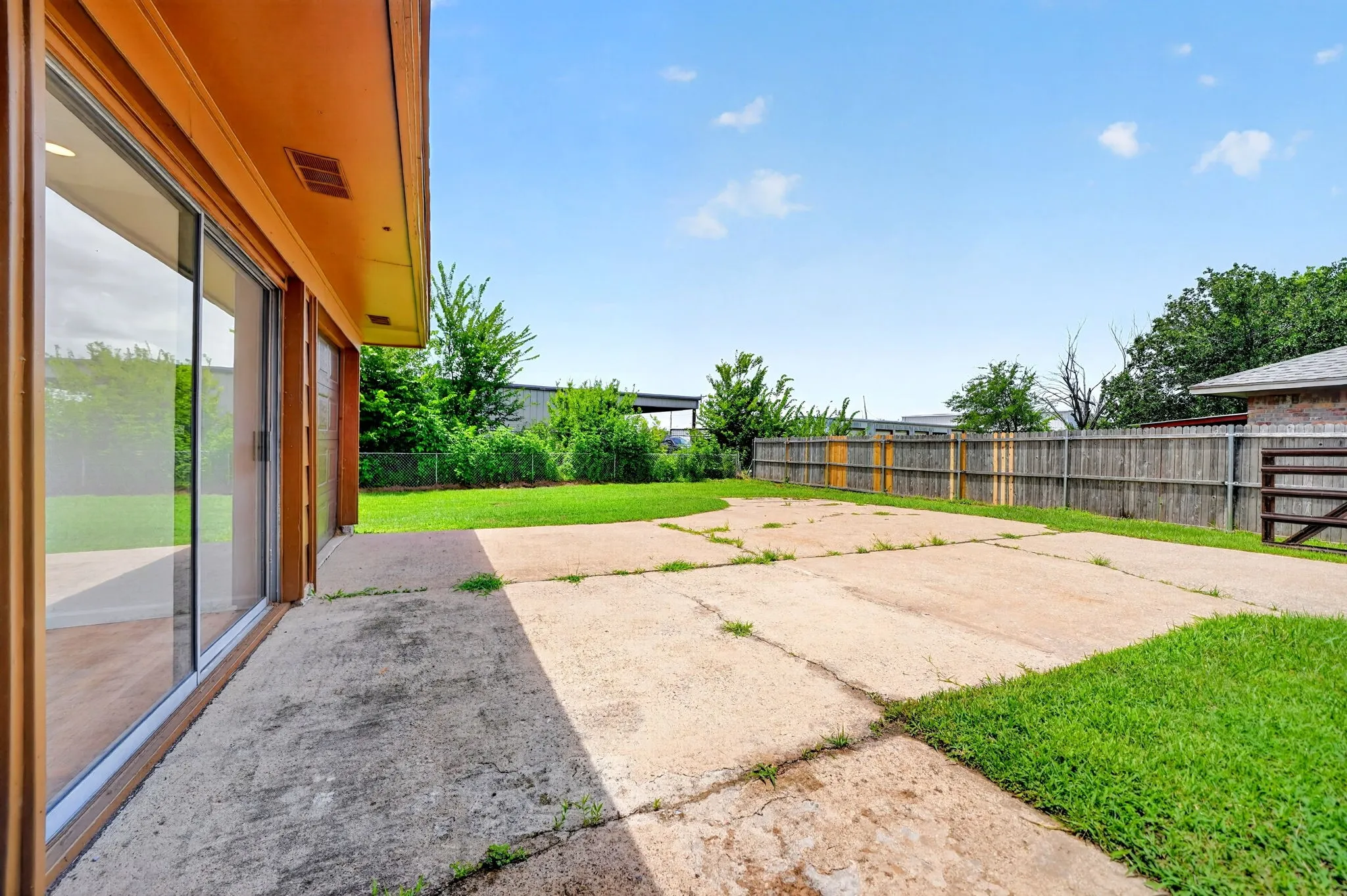 Single Family Residence For Sale in Hunt County , 8312 Charles Street, Greenville, Texas 75402, 3 Bedroom, 2 Bathroom, 1 Garage spaces, 1,269 Sqft, built in 1971, mls#21336034, Real Estate Agent in Greenville, Homes For Sale in Hunt county, Homes For Sale in Greenville, Realtor in Greenville Texas, Real Estate Brokerage Independent Realty Texas, Luminita Cordes Realtor