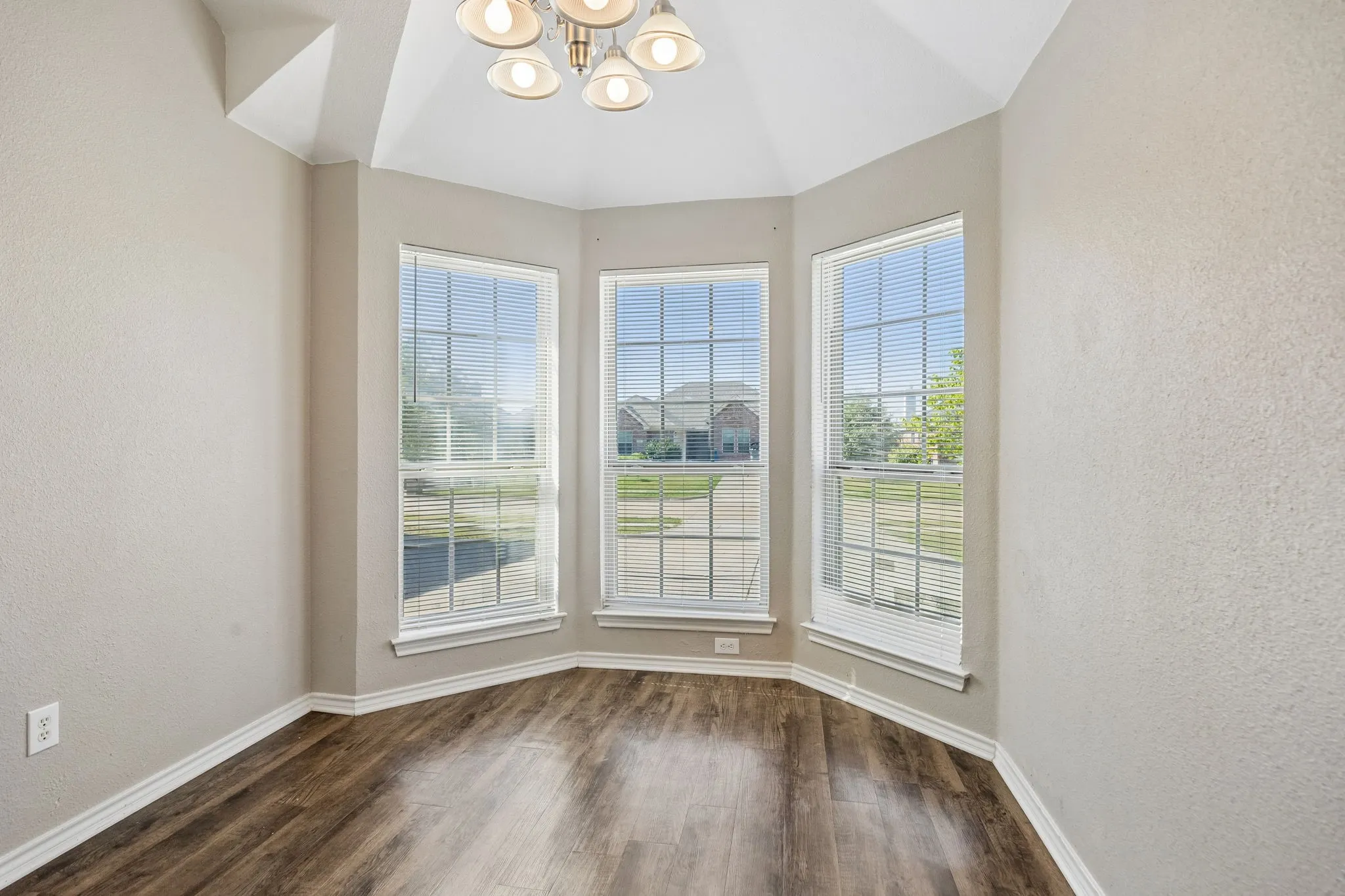 Single Family Residence For Sale in Ellis County , 217 Troy Lane, Red Oak, Texas 75154, 3 Bedroom, 2 Bathroom, 2 Garage spaces, 1,762 Sqft, built in 2013, mls#21344686, Real Estate Agent in Red Oak, Homes For Sale in Ellis county, Homes For Sale in Red Oak, Realtor in Red Oak Texas, Real Estate Brokerage Independent Realty Texas, Luminita Cordes Realtor