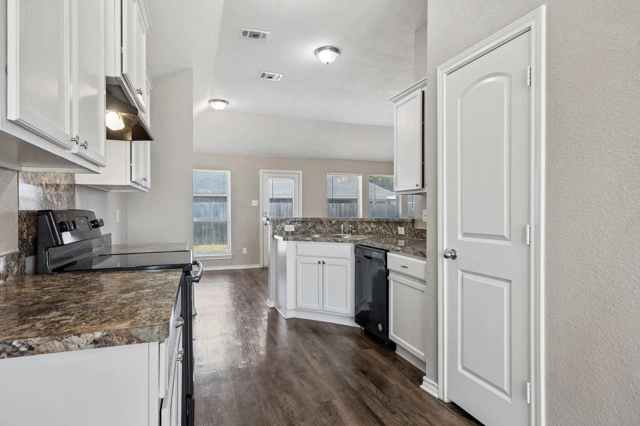 Single Family Residence For Sale in Ellis County , 217 Troy Lane, Red Oak, Texas 75154, 3 Bedroom, 2 Bathroom, 2 Garage spaces, 1,762 Sqft, built in 2013, mls#21344686, Real Estate Agent in Red Oak, Homes For Sale in Ellis county, Homes For Sale in Red Oak, Realtor in Red Oak Texas, Real Estate Brokerage Independent Realty Texas, Luminita Cordes Realtor
