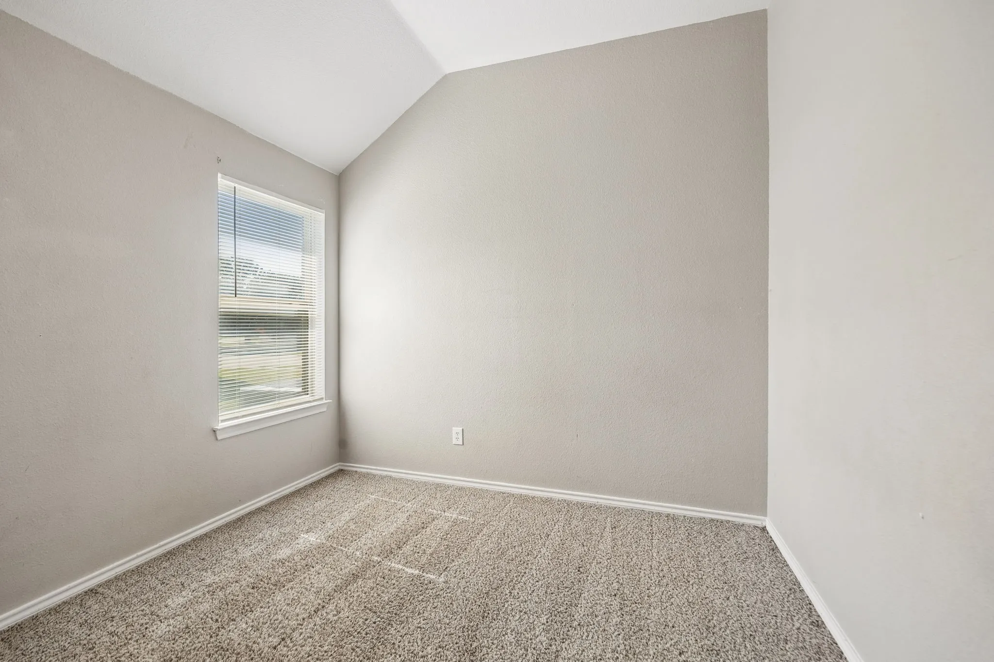 Single Family Residence For Sale in Ellis County , 217 Troy Lane, Red Oak, Texas 75154, 3 Bedroom, 2 Bathroom, 2 Garage spaces, 1,762 Sqft, built in 2013, mls#21344686, Real Estate Agent in Red Oak, Homes For Sale in Ellis county, Homes For Sale in Red Oak, Realtor in Red Oak Texas, Real Estate Brokerage Independent Realty Texas, Luminita Cordes Realtor