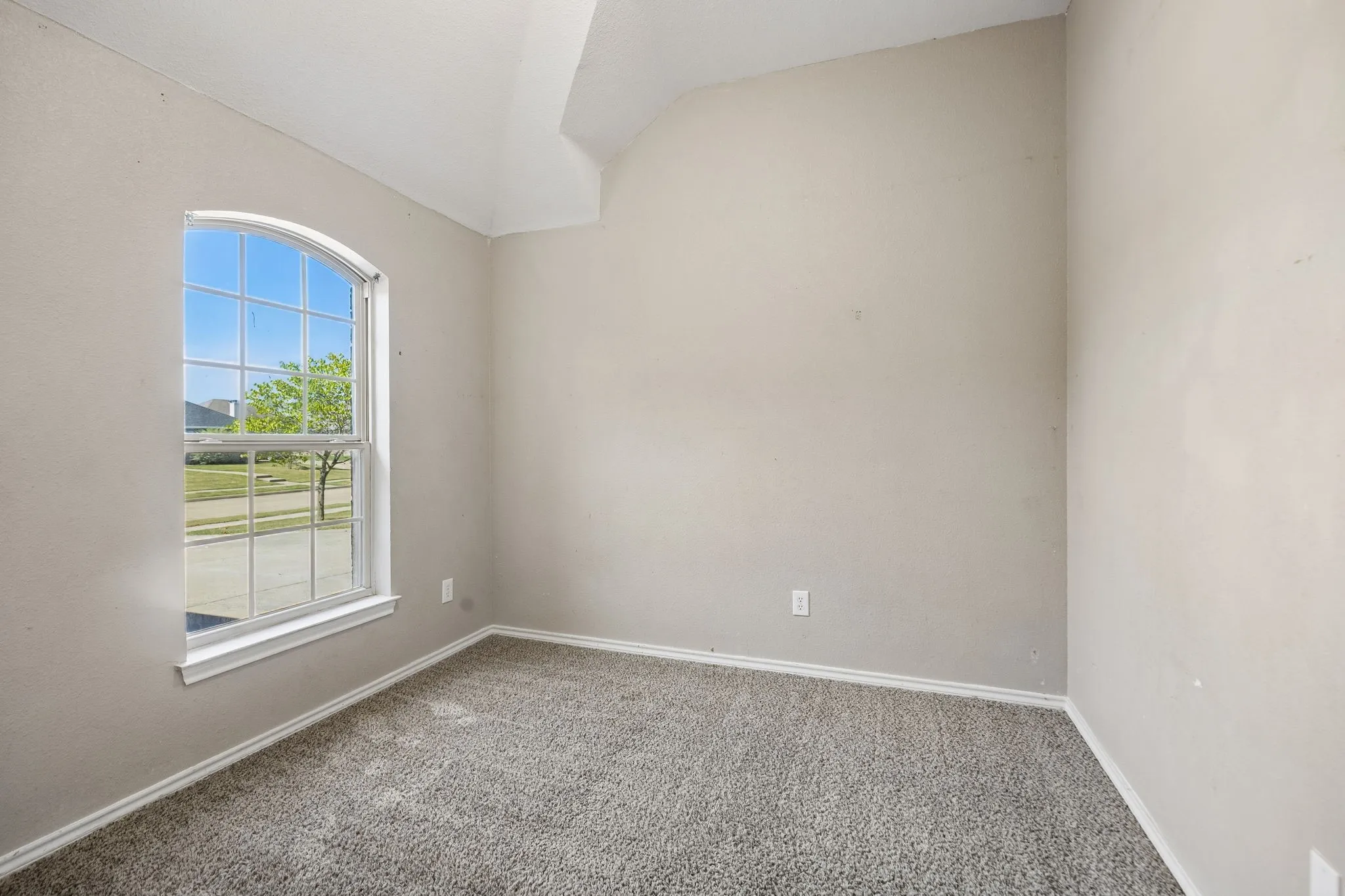 Single Family Residence For Sale in Ellis County , 217 Troy Lane, Red Oak, Texas 75154, 3 Bedroom, 2 Bathroom, 2 Garage spaces, 1,762 Sqft, built in 2013, mls#21344686, Real Estate Agent in Red Oak, Homes For Sale in Ellis county, Homes For Sale in Red Oak, Realtor in Red Oak Texas, Real Estate Brokerage Independent Realty Texas, Luminita Cordes Realtor