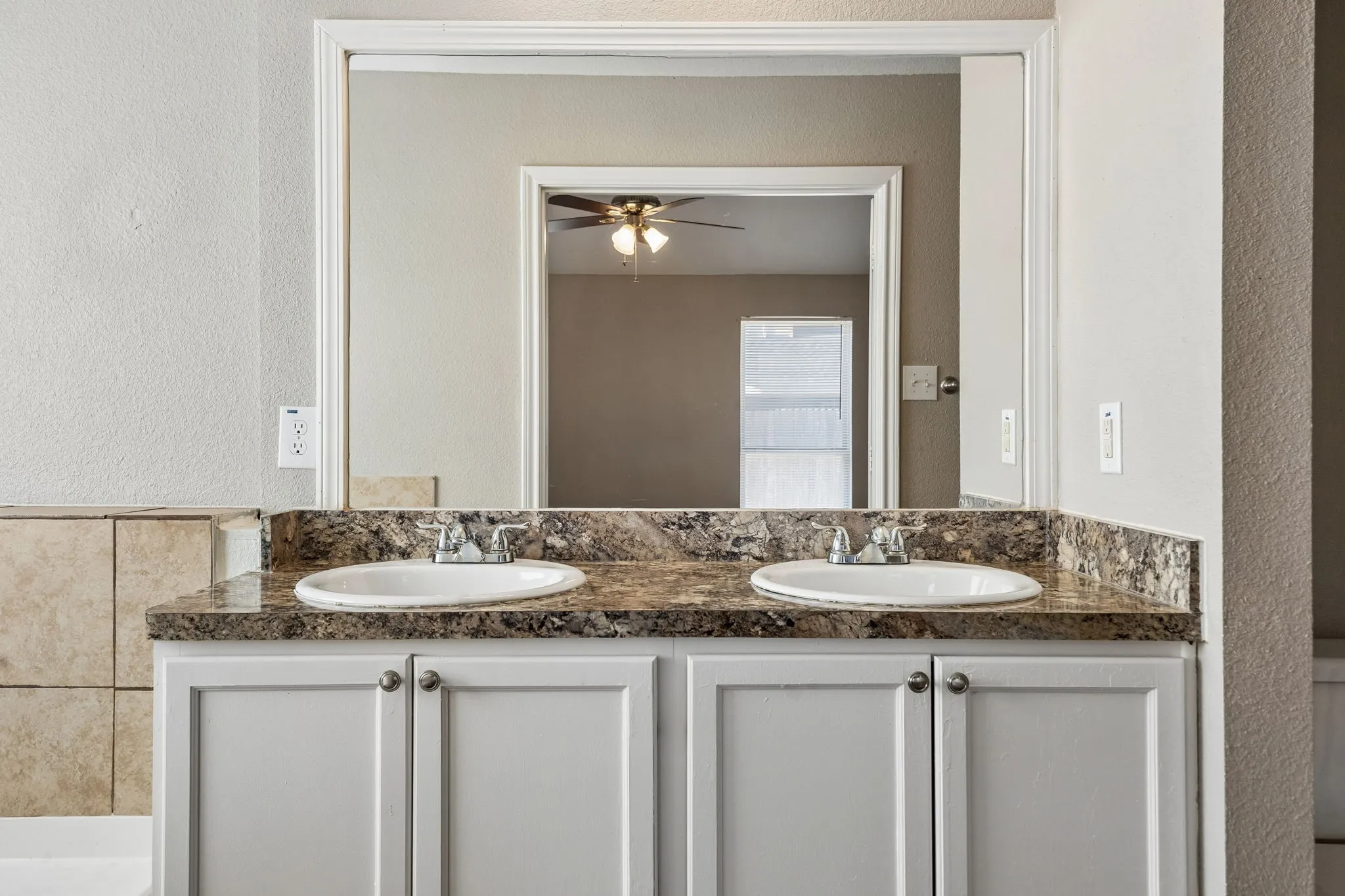Single Family Residence For Sale in Ellis County , 217 Troy Lane, Red Oak, Texas 75154, 3 Bedroom, 2 Bathroom, 2 Garage spaces, 1,762 Sqft, built in 2013, mls#21344686, Real Estate Agent in Red Oak, Homes For Sale in Ellis county, Homes For Sale in Red Oak, Realtor in Red Oak Texas, Real Estate Brokerage Independent Realty Texas, Luminita Cordes Realtor