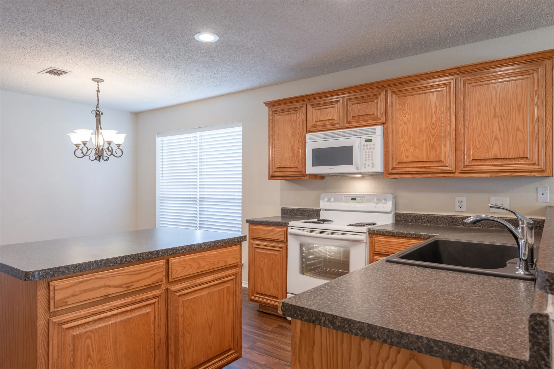 Single Family Residence For Rent in Parker County , 201 Whitestone Way, Weatherford, Texas 76085, 4 Bedroom, 2 Bathroom, 2 Garage spaces, 1,833 Sqft, built in 2002, mls#21344886, Real Estate Agent in Weatherford, Homes For Rent in Parker county, Homes For Rent in Weatherford, Realtor in Weatherford Texas, Real Estate Brokerage Independent Realty Texas, Luminita Cordes Realtor