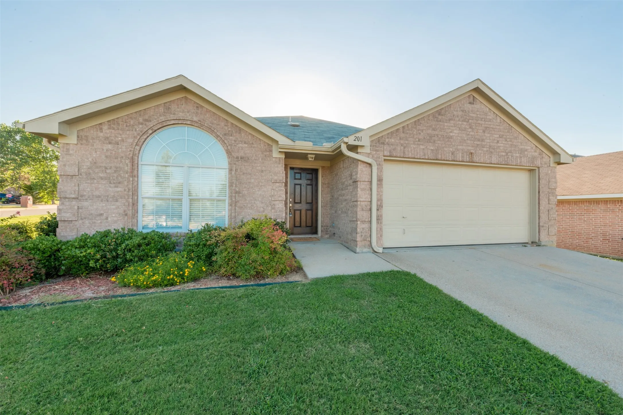 Single Family Residence For Rent in Parker County , 201 Whitestone Way, Weatherford, Texas 76085, 4 Bedroom, 2 Bathroom, 2 Garage spaces, 1,833 Sqft, built in 2002, mls#21344886, Real Estate Agent in Weatherford, Homes For Rent in Parker county, Homes For Rent in Weatherford, Realtor in Weatherford Texas, Real Estate Brokerage Independent Realty Texas, Luminita Cordes Realtor