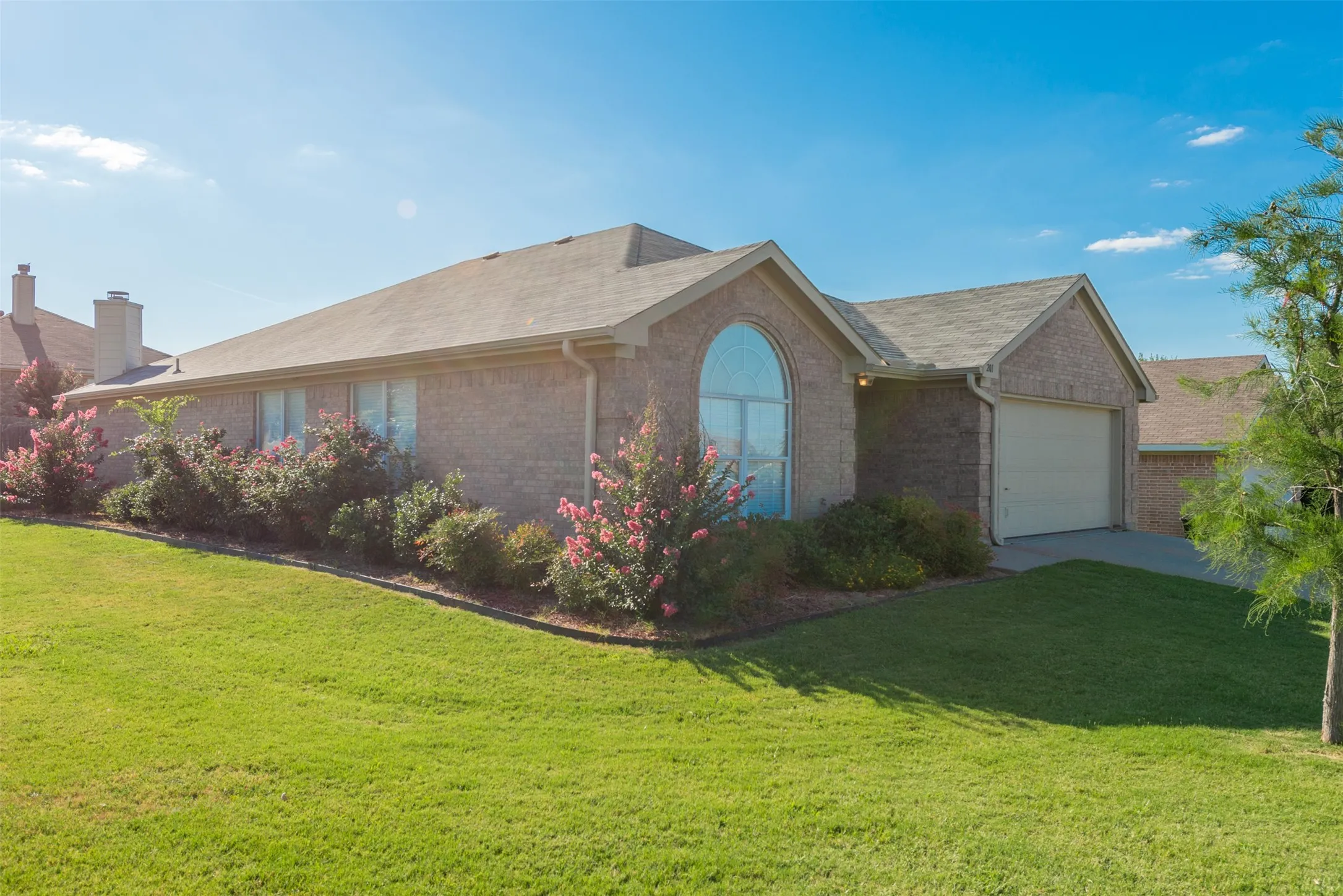 Single Family Residence For Rent in Parker County , 201 Whitestone Way, Weatherford, Texas 76085, 4 Bedroom, 2 Bathroom, 2 Garage spaces, 1,833 Sqft, built in 2002, mls#21344886, Real Estate Agent in Weatherford, Homes For Rent in Parker county, Homes For Rent in Weatherford, Realtor in Weatherford Texas, Real Estate Brokerage Independent Realty Texas, Luminita Cordes Realtor