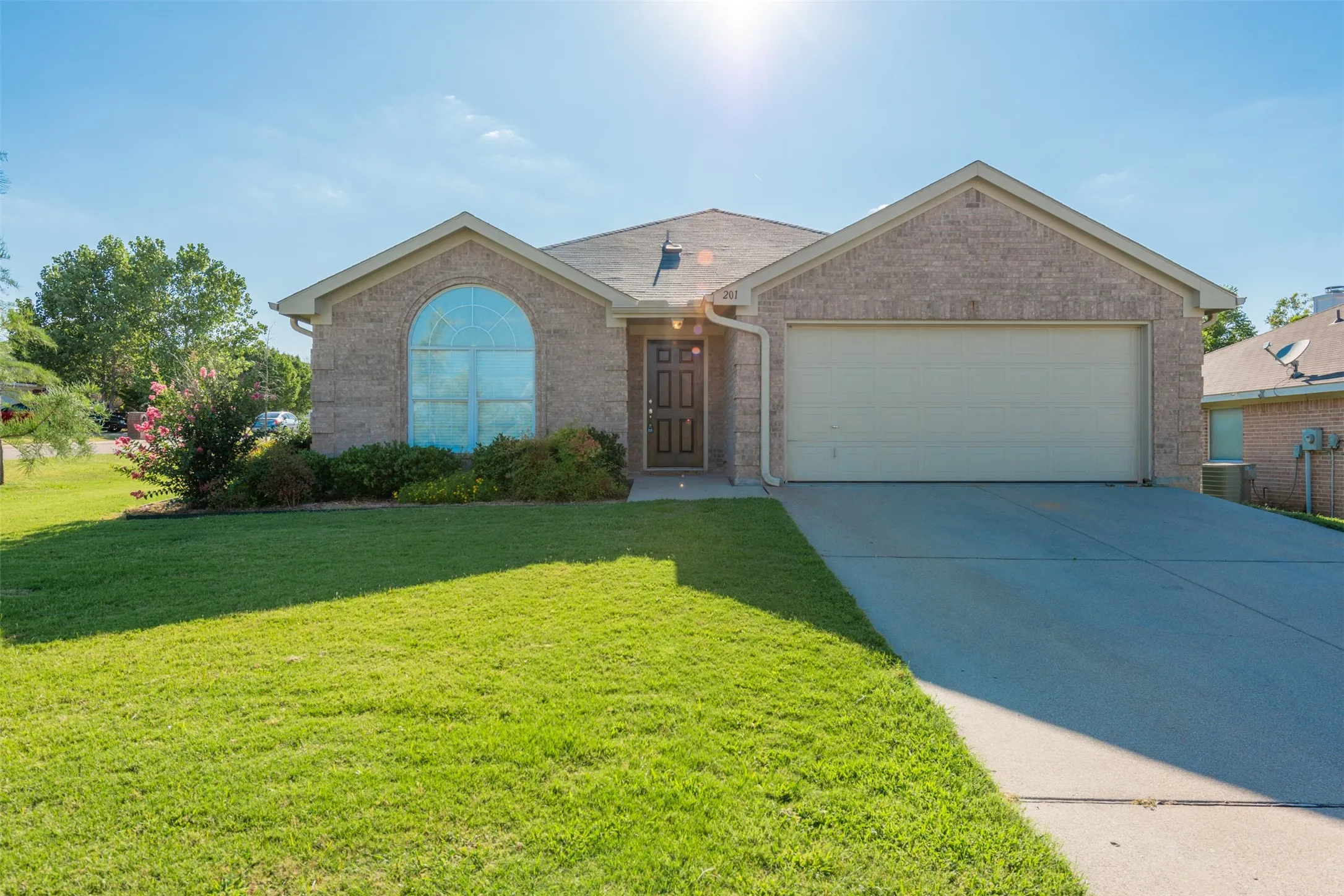 Single Family Residence For Rent in Parker County , 201 Whitestone Way, Weatherford, Texas 76085, 4 Bedroom, 2 Bathroom, 2 Garage spaces, 1,833 Sqft, built in 2002, mls#21344886, Real Estate Agent in Weatherford, Homes For Rent in Parker county, Homes For Rent in Weatherford, Realtor in Weatherford Texas, Real Estate Brokerage Independent Realty Texas, Luminita Cordes Realtor