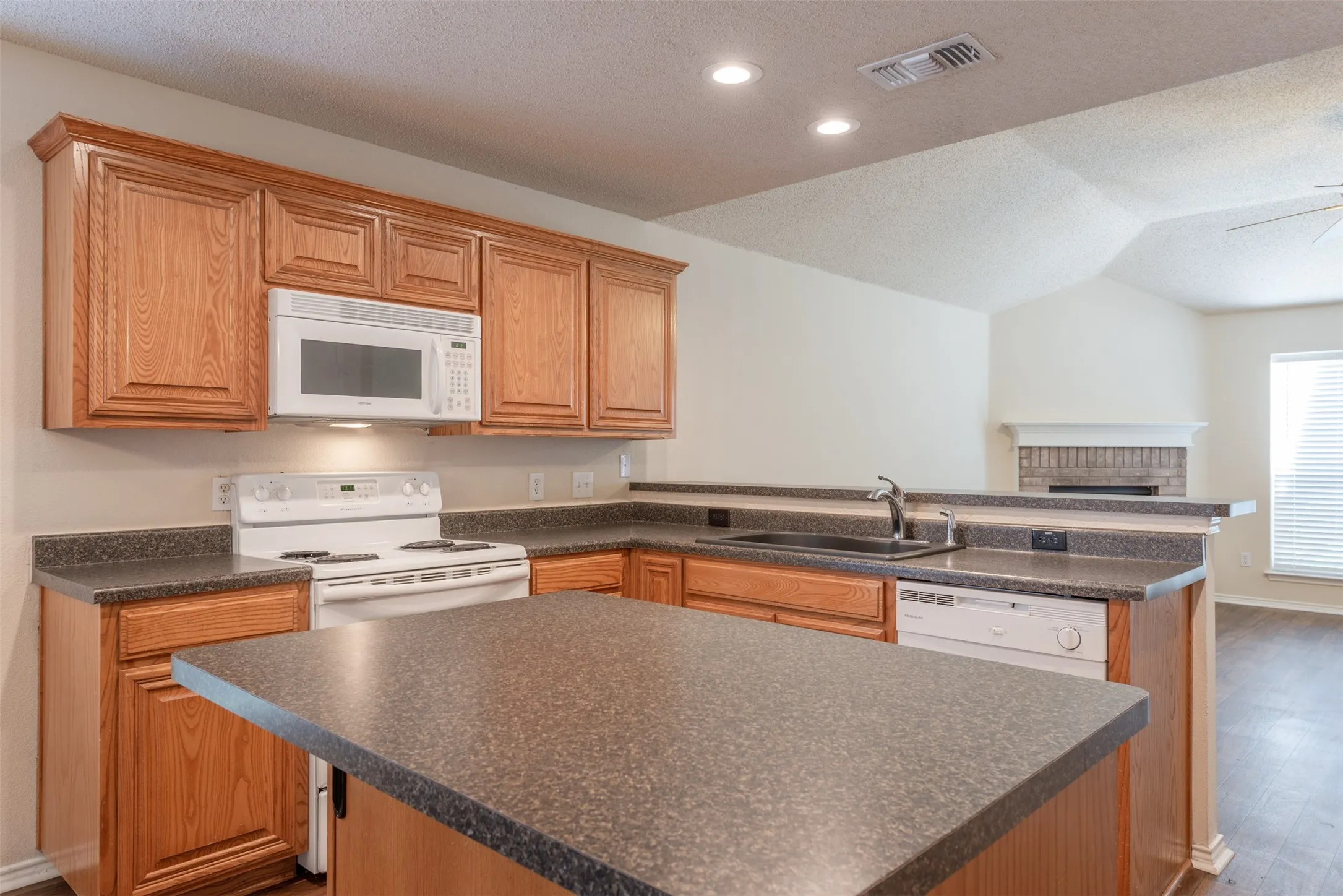 Single Family Residence For Rent in Parker County , 201 Whitestone Way, Weatherford, Texas 76085, 4 Bedroom, 2 Bathroom, 2 Garage spaces, 1,833 Sqft, built in 2002, mls#21344886, Real Estate Agent in Weatherford, Homes For Rent in Parker county, Homes For Rent in Weatherford, Realtor in Weatherford Texas, Real Estate Brokerage Independent Realty Texas, Luminita Cordes Realtor