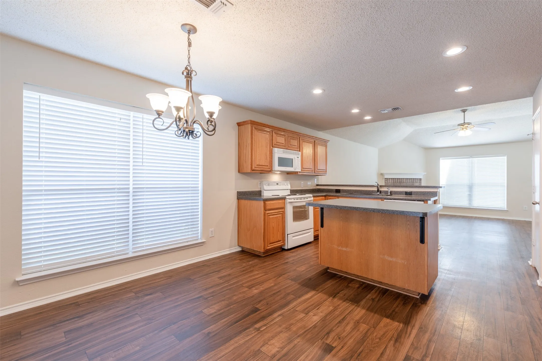 Single Family Residence For Rent in Parker County , 201 Whitestone Way, Weatherford, Texas 76085, 4 Bedroom, 2 Bathroom, 2 Garage spaces, 1,833 Sqft, built in 2002, mls#21344886, Real Estate Agent in Weatherford, Homes For Rent in Parker county, Homes For Rent in Weatherford, Realtor in Weatherford Texas, Real Estate Brokerage Independent Realty Texas, Luminita Cordes Realtor