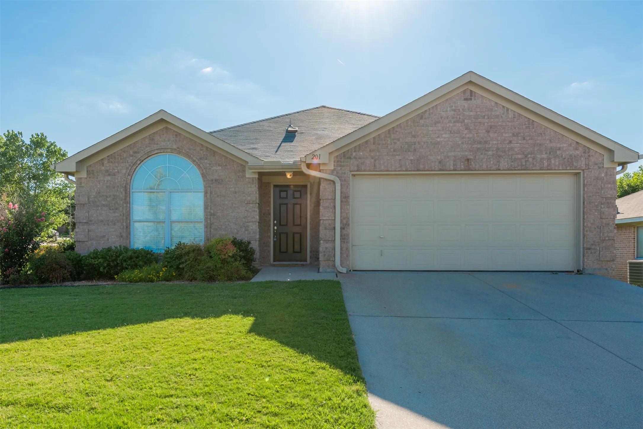 Single Family Residence For Rent in Parker County , 201 Whitestone Way, Weatherford, Texas 76085, 4 Bedroom, 2 Bathroom, 2 Garage spaces, 1,833 Sqft, built in 2002, mls#21344886, Real Estate Agent in Weatherford, Homes For Rent in Parker county, Homes For Rent in Weatherford, Realtor in Weatherford Texas, Real Estate Brokerage Independent Realty Texas, Luminita Cordes Realtor