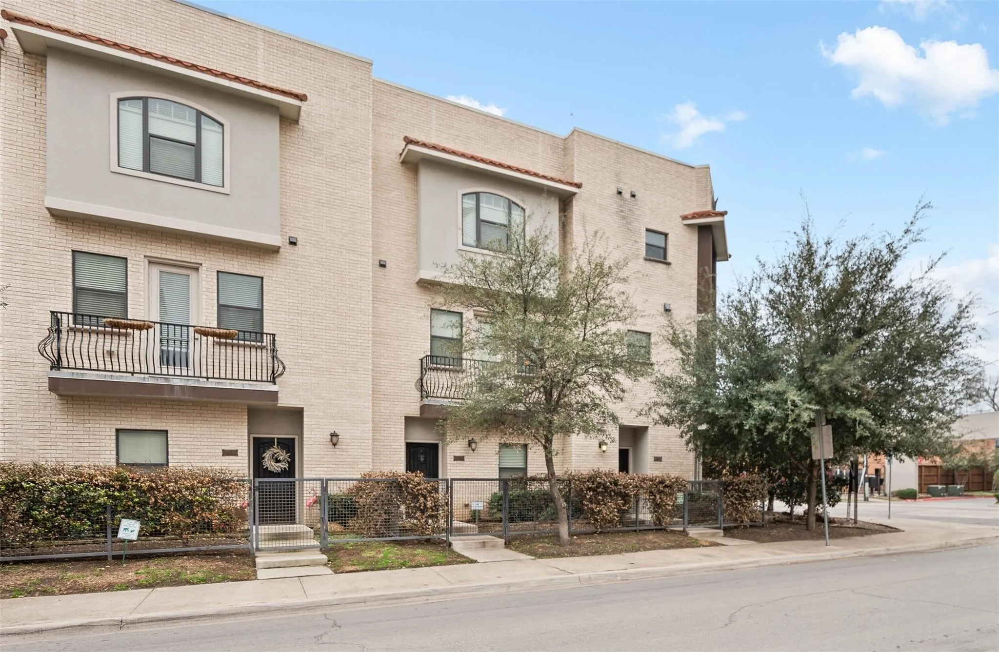 Townhouse For Rent in Dallas County , 3142 Ross Avenue 3, Dallas, Texas 75204, 3 Bedroom, 4 Bathroom, 2 Garage spaces, 2,030 Sqft, built in 2014, mls#21344873, Real Estate Agent in Dallas, Homes For Rent in Dallas county, Homes For Rent in Dallas, Realtor in Dallas Texas, Real Estate Brokerage Independent Realty Texas, Luminita Cordes Realtor