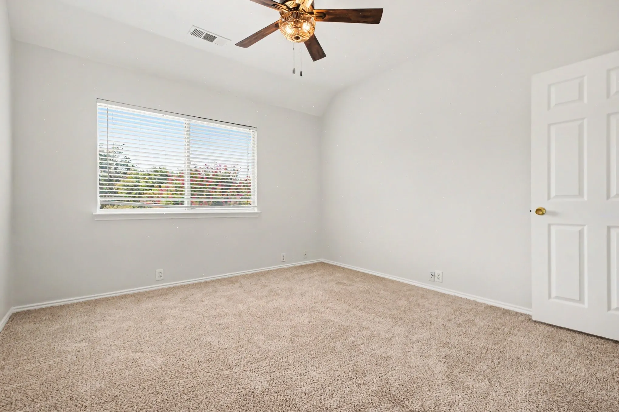 Single Family Residence For Sale in Collin County , 11427 Still Hollow Drive, Frisco, Texas 75035, 3 Bedroom, 3 Bathroom, 2 Garage spaces, 2,004 Sqft, built in 2001, mls#21344601, Real Estate Agent in Frisco, Homes For Sale in Collin county, Homes For Sale in Frisco, Realtor in Frisco Texas, Real Estate Brokerage Independent Realty Texas, Luminita Cordes Realtor