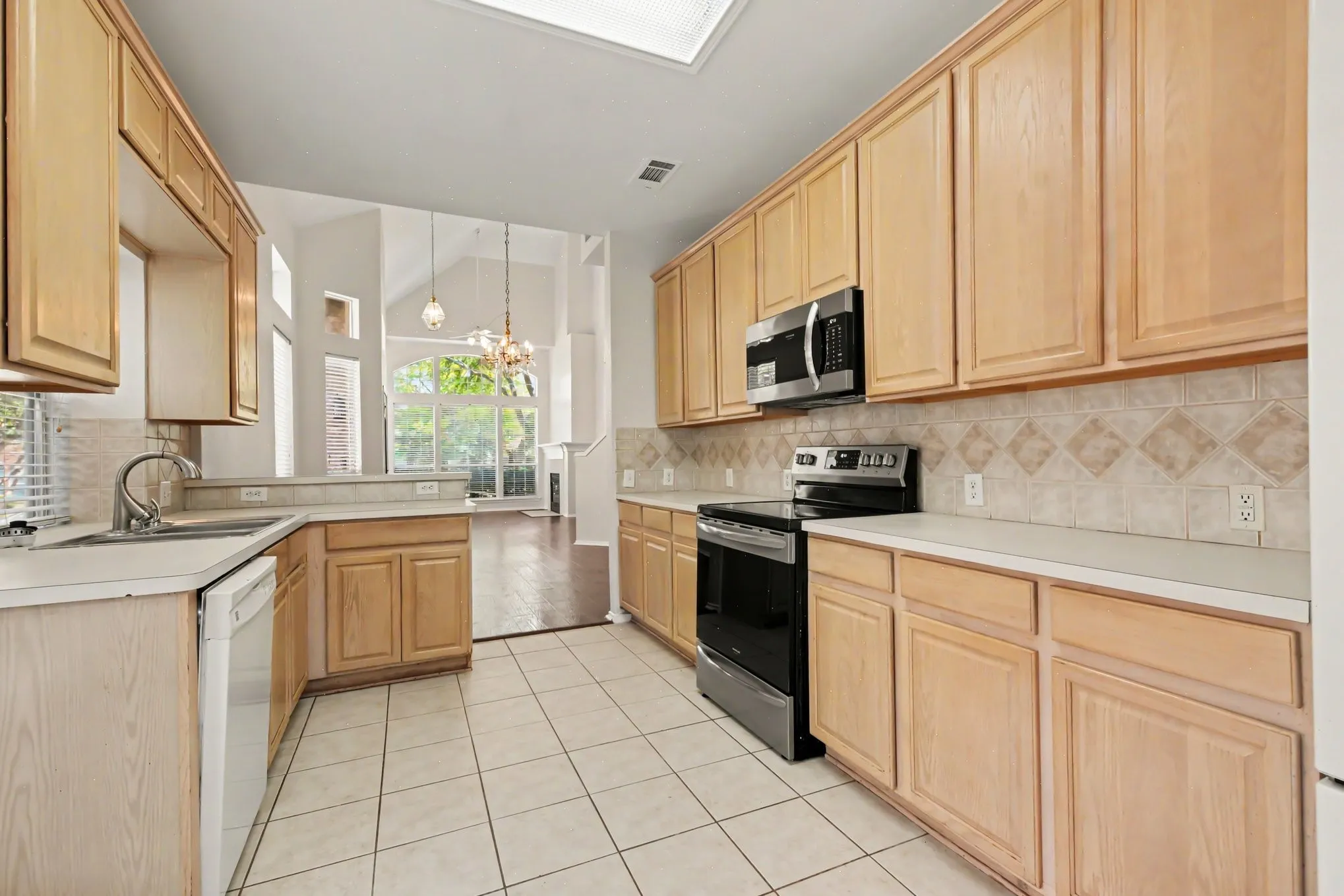Single Family Residence For Sale in Collin County , 11427 Still Hollow Drive, Frisco, Texas 75035, 3 Bedroom, 3 Bathroom, 2 Garage spaces, 2,004 Sqft, built in 2001, mls#21344601, Real Estate Agent in Frisco, Homes For Sale in Collin county, Homes For Sale in Frisco, Realtor in Frisco Texas, Real Estate Brokerage Independent Realty Texas, Luminita Cordes Realtor