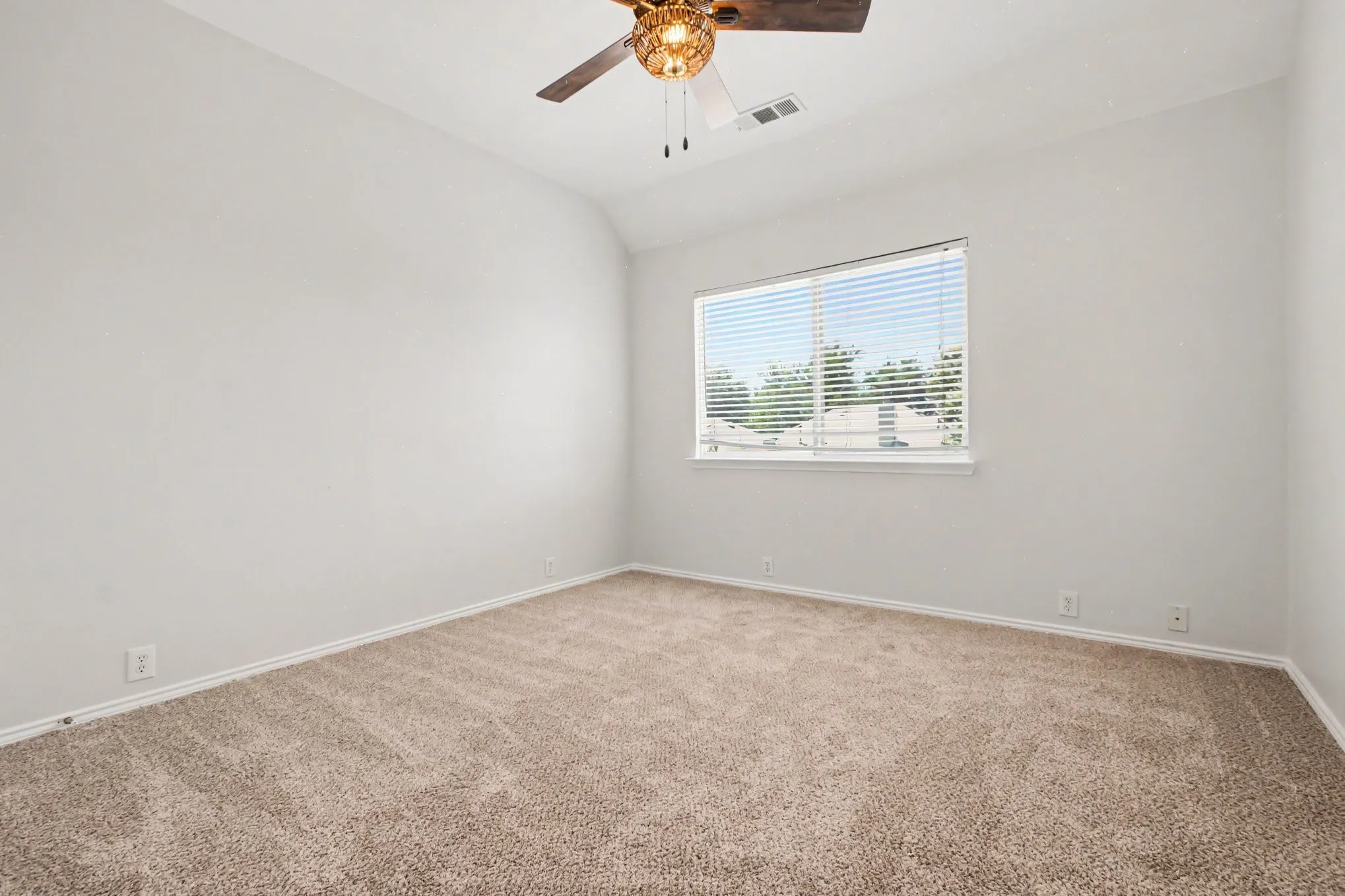 Single Family Residence For Sale in Collin County , 11427 Still Hollow Drive, Frisco, Texas 75035, 3 Bedroom, 3 Bathroom, 2 Garage spaces, 2,004 Sqft, built in 2001, mls#21344601, Real Estate Agent in Frisco, Homes For Sale in Collin county, Homes For Sale in Frisco, Realtor in Frisco Texas, Real Estate Brokerage Independent Realty Texas, Luminita Cordes Realtor