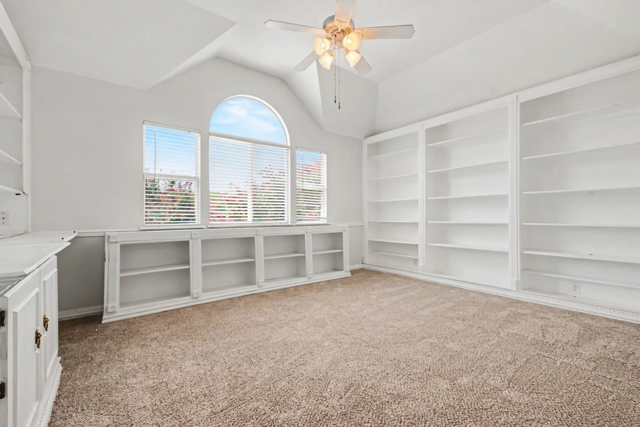 Single Family Residence For Sale in Collin County , 11427 Still Hollow Drive, Frisco, Texas 75035, 3 Bedroom, 3 Bathroom, 2 Garage spaces, 2,004 Sqft, built in 2001, mls#21344601, Real Estate Agent in Frisco, Homes For Sale in Collin county, Homes For Sale in Frisco, Realtor in Frisco Texas, Real Estate Brokerage Independent Realty Texas, Luminita Cordes Realtor
