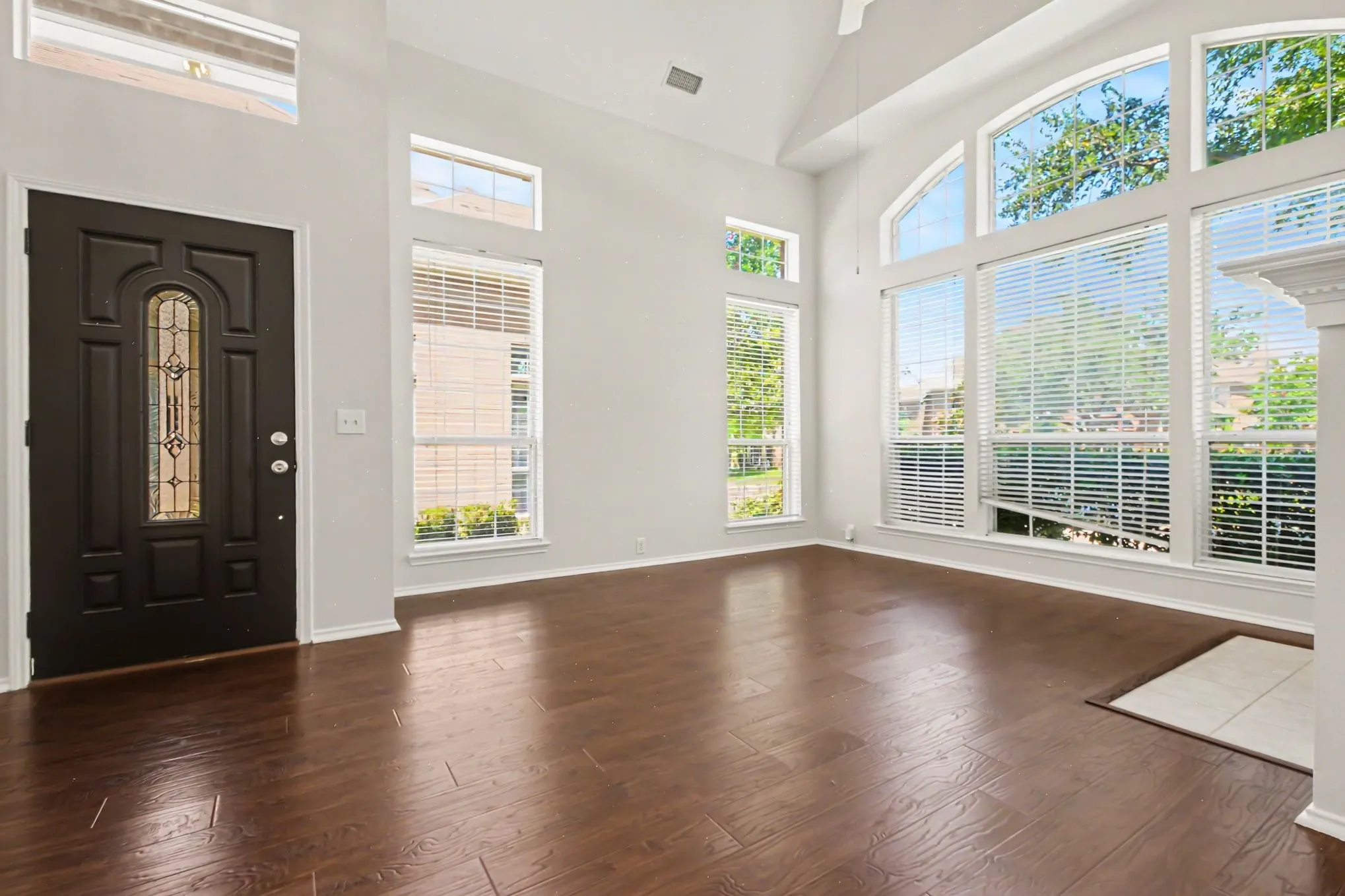 Single Family Residence For Sale in Collin County , 11427 Still Hollow Drive, Frisco, Texas 75035, 3 Bedroom, 3 Bathroom, 2 Garage spaces, 2,004 Sqft, built in 2001, mls#21344601, Real Estate Agent in Frisco, Homes For Sale in Collin county, Homes For Sale in Frisco, Realtor in Frisco Texas, Real Estate Brokerage Independent Realty Texas, Luminita Cordes Realtor