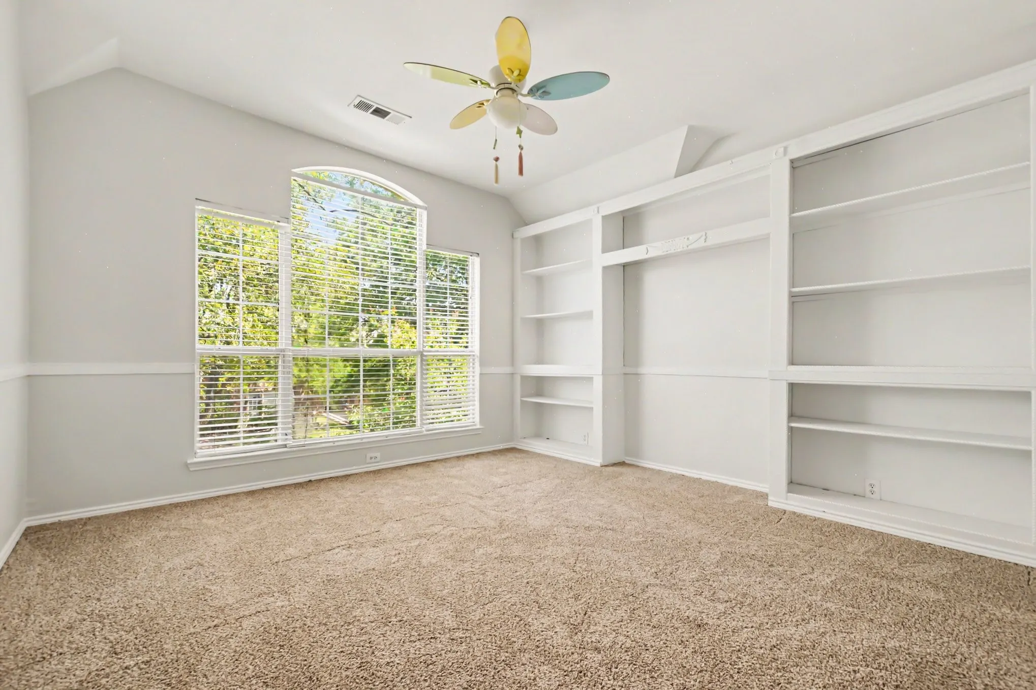 Single Family Residence For Sale in Collin County , 11427 Still Hollow Drive, Frisco, Texas 75035, 3 Bedroom, 3 Bathroom, 2 Garage spaces, 2,004 Sqft, built in 2001, mls#21344601, Real Estate Agent in Frisco, Homes For Sale in Collin county, Homes For Sale in Frisco, Realtor in Frisco Texas, Real Estate Brokerage Independent Realty Texas, Luminita Cordes Realtor