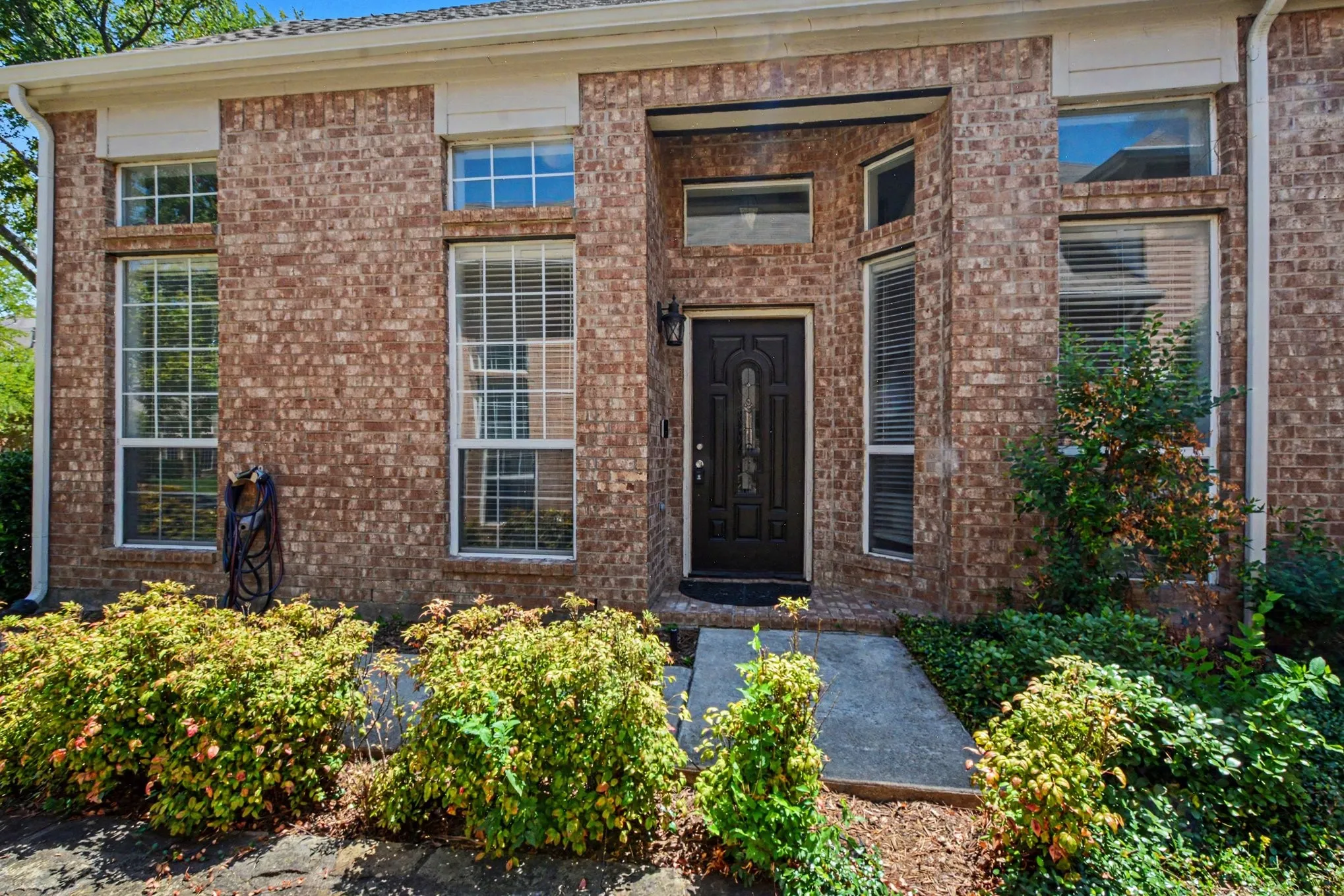 Single Family Residence For Sale in Collin County , 11427 Still Hollow Drive, Frisco, Texas 75035, 3 Bedroom, 3 Bathroom, 2 Garage spaces, 2,004 Sqft, built in 2001, mls#21344601, Real Estate Agent in Frisco, Homes For Sale in Collin county, Homes For Sale in Frisco, Realtor in Frisco Texas, Real Estate Brokerage Independent Realty Texas, Luminita Cordes Realtor