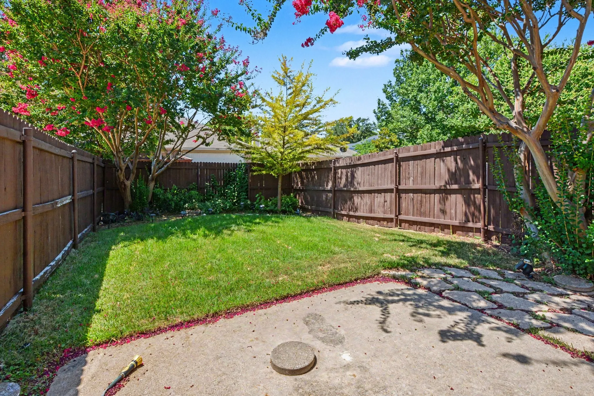 Single Family Residence For Sale in Collin County , 11427 Still Hollow Drive, Frisco, Texas 75035, 3 Bedroom, 3 Bathroom, 2 Garage spaces, 2,004 Sqft, built in 2001, mls#21344601, Real Estate Agent in Frisco, Homes For Sale in Collin county, Homes For Sale in Frisco, Realtor in Frisco Texas, Real Estate Brokerage Independent Realty Texas, Luminita Cordes Realtor
