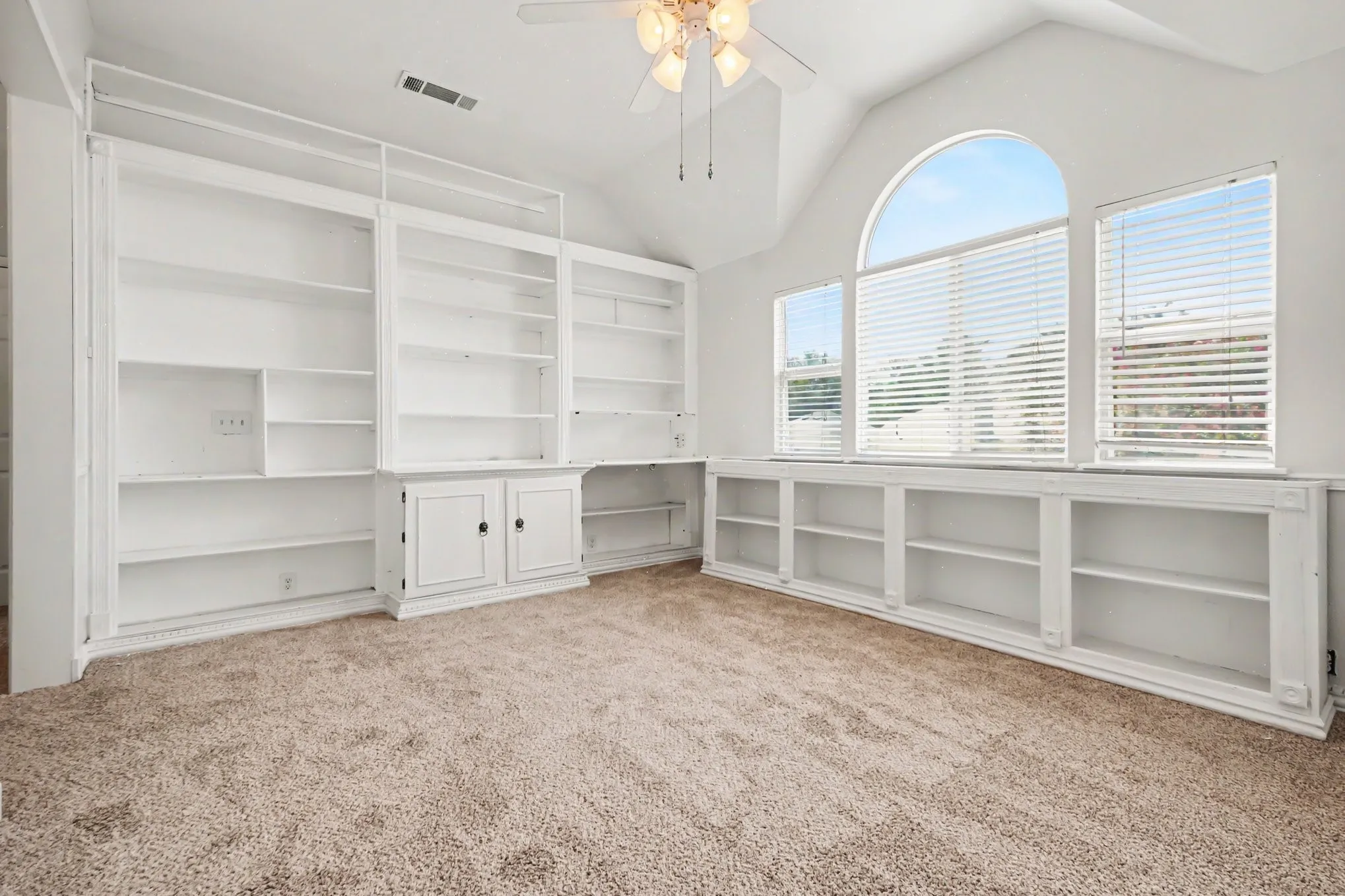 Single Family Residence For Sale in Collin County , 11427 Still Hollow Drive, Frisco, Texas 75035, 3 Bedroom, 3 Bathroom, 2 Garage spaces, 2,004 Sqft, built in 2001, mls#21344601, Real Estate Agent in Frisco, Homes For Sale in Collin county, Homes For Sale in Frisco, Realtor in Frisco Texas, Real Estate Brokerage Independent Realty Texas, Luminita Cordes Realtor