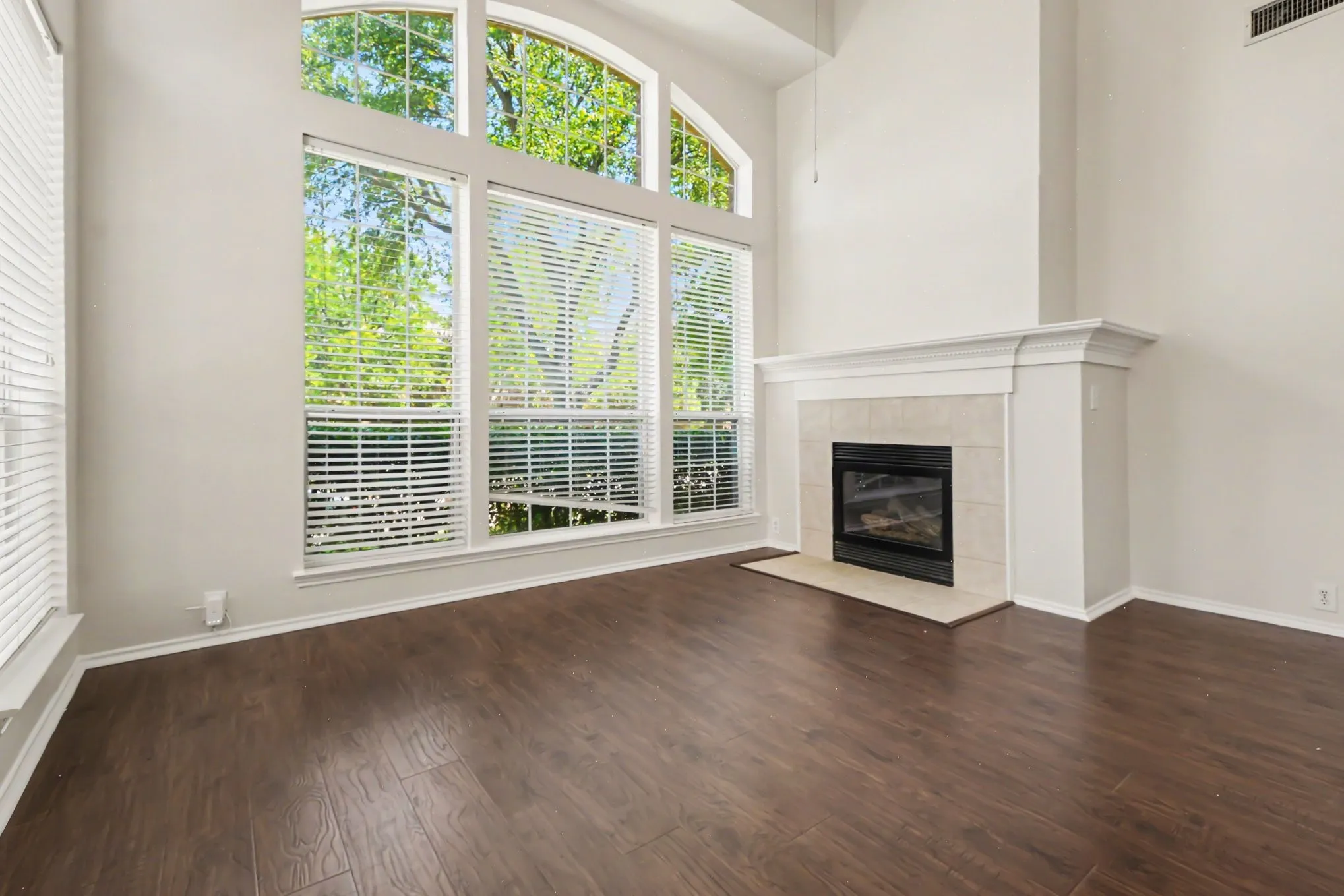 Single Family Residence For Sale in Collin County , 11427 Still Hollow Drive, Frisco, Texas 75035, 3 Bedroom, 3 Bathroom, 2 Garage spaces, 2,004 Sqft, built in 2001, mls#21344601, Real Estate Agent in Frisco, Homes For Sale in Collin county, Homes For Sale in Frisco, Realtor in Frisco Texas, Real Estate Brokerage Independent Realty Texas, Luminita Cordes Realtor