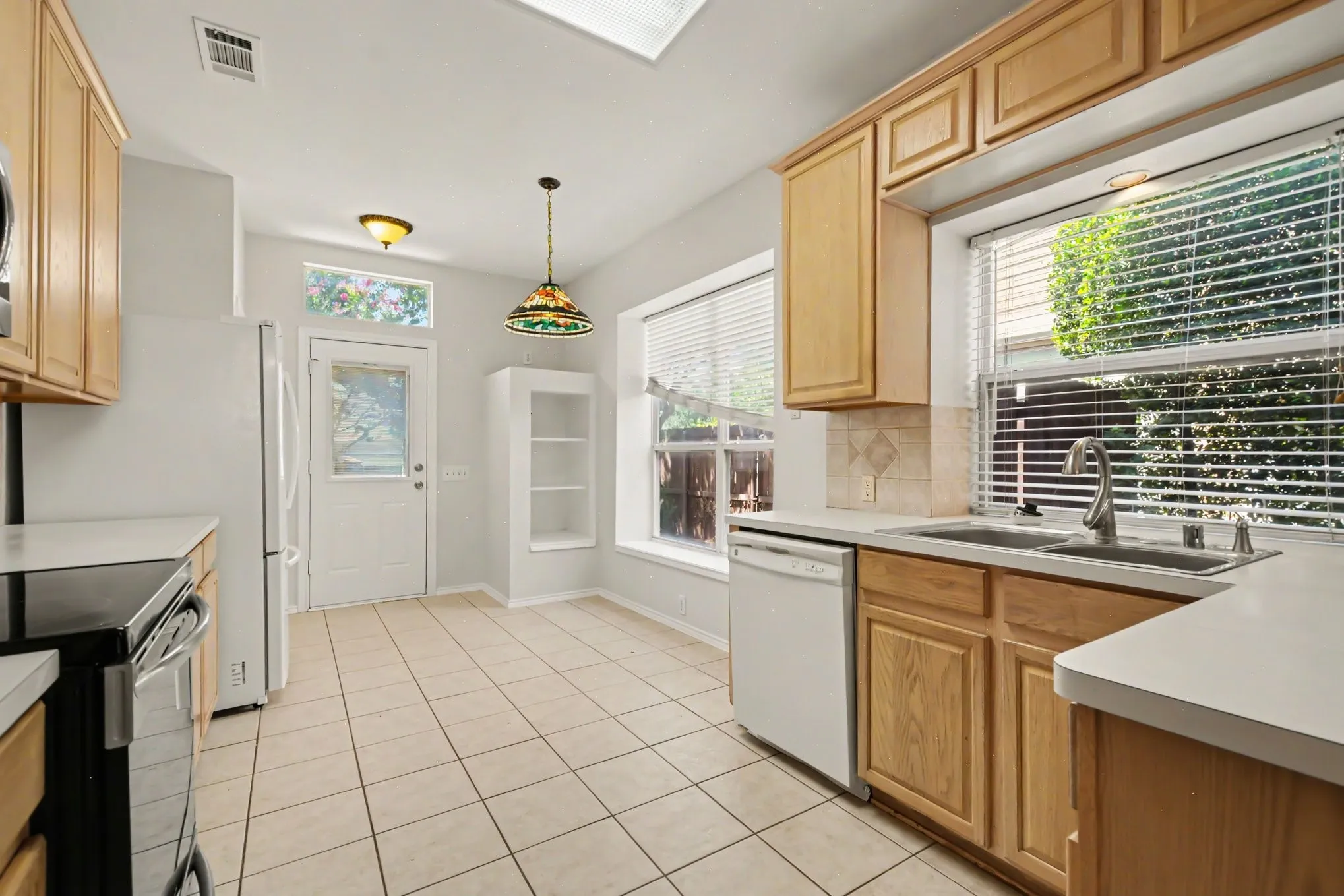 Single Family Residence For Sale in Collin County , 11427 Still Hollow Drive, Frisco, Texas 75035, 3 Bedroom, 3 Bathroom, 2 Garage spaces, 2,004 Sqft, built in 2001, mls#21344601, Real Estate Agent in Frisco, Homes For Sale in Collin county, Homes For Sale in Frisco, Realtor in Frisco Texas, Real Estate Brokerage Independent Realty Texas, Luminita Cordes Realtor