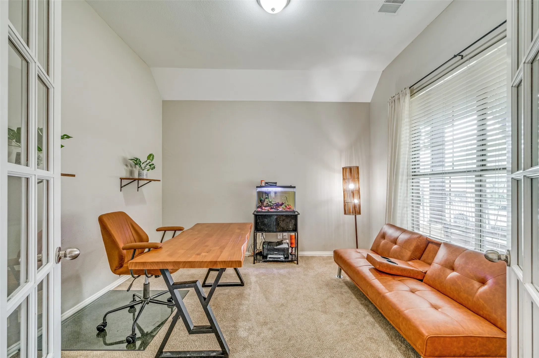 Large office space right off the front entryway.