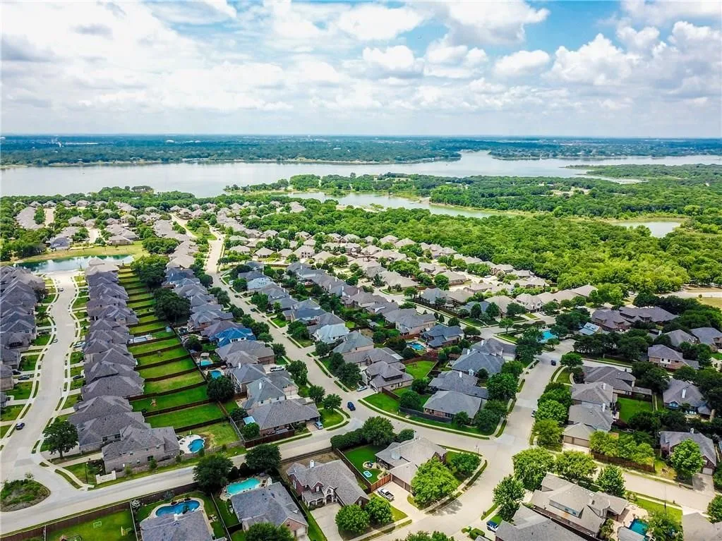 Aerial view of the neighborhood that shows Lake Lewisville