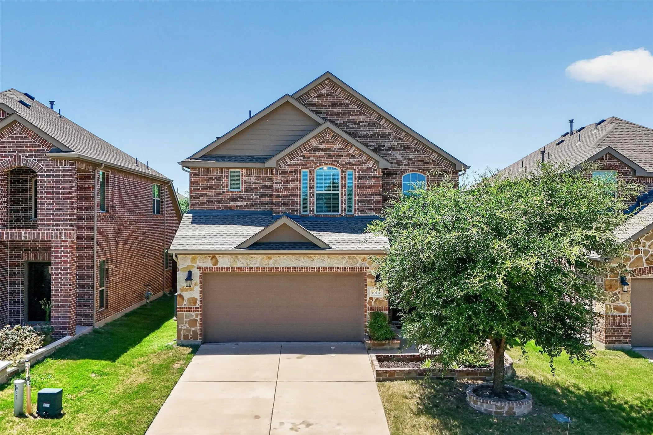 Single Family Residence For Sale in Collin County , 10317 Dimmit Place, Mc Kinney, Texas 75071, 3 Bedroom, 3 Bathroom, 2 Garage spaces, 2,025 Sqft, built in 2018, mls#21338646, Real Estate Agent in Mc Kinney, Homes For Sale in Collin county, Homes For Sale in Mc Kinney, Realtor in Mc Kinney Texas, Real Estate Brokerage Independent Realty Texas, Luminita Cordes Realtor