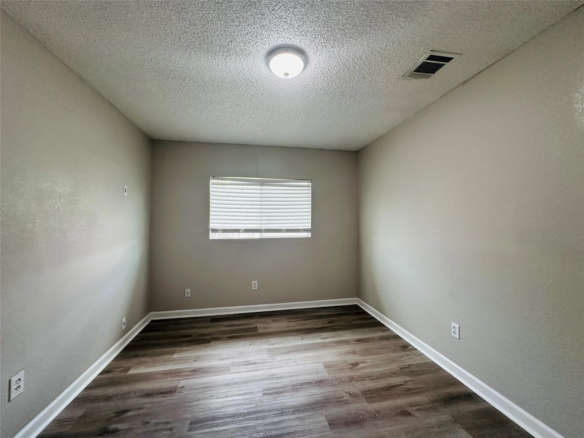 Single Family Residence For Sale in Tarrant County , 8600 Hawkview Drive, Fort Worth, Texas 76179, 3 Bedroom, 2 Bathroom, 2 Garage spaces, 1,637 Sqft, built in 2006, mls#21344563, Real Estate Agent in Fort Worth, Homes For Sale in Tarrant county, Homes For Sale in Fort Worth, Realtor in Fort Worth Texas, Real Estate Brokerage Independent Realty Texas, Luminita Cordes Realtor