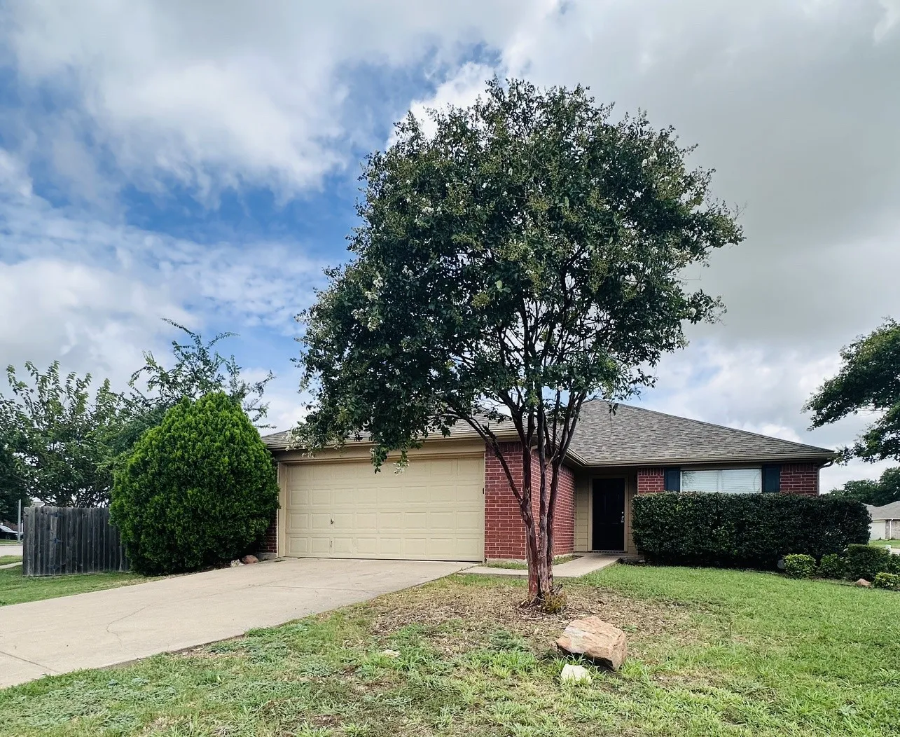 Single Family Residence For Sale in Tarrant County , 8600 Hawkview Drive, Fort Worth, Texas 76179, 3 Bedroom, 2 Bathroom, 2 Garage spaces, 1,637 Sqft, built in 2006, mls#21344563, Real Estate Agent in Fort Worth, Homes For Sale in Tarrant county, Homes For Sale in Fort Worth, Realtor in Fort Worth Texas, Real Estate Brokerage Independent Realty Texas, Luminita Cordes Realtor