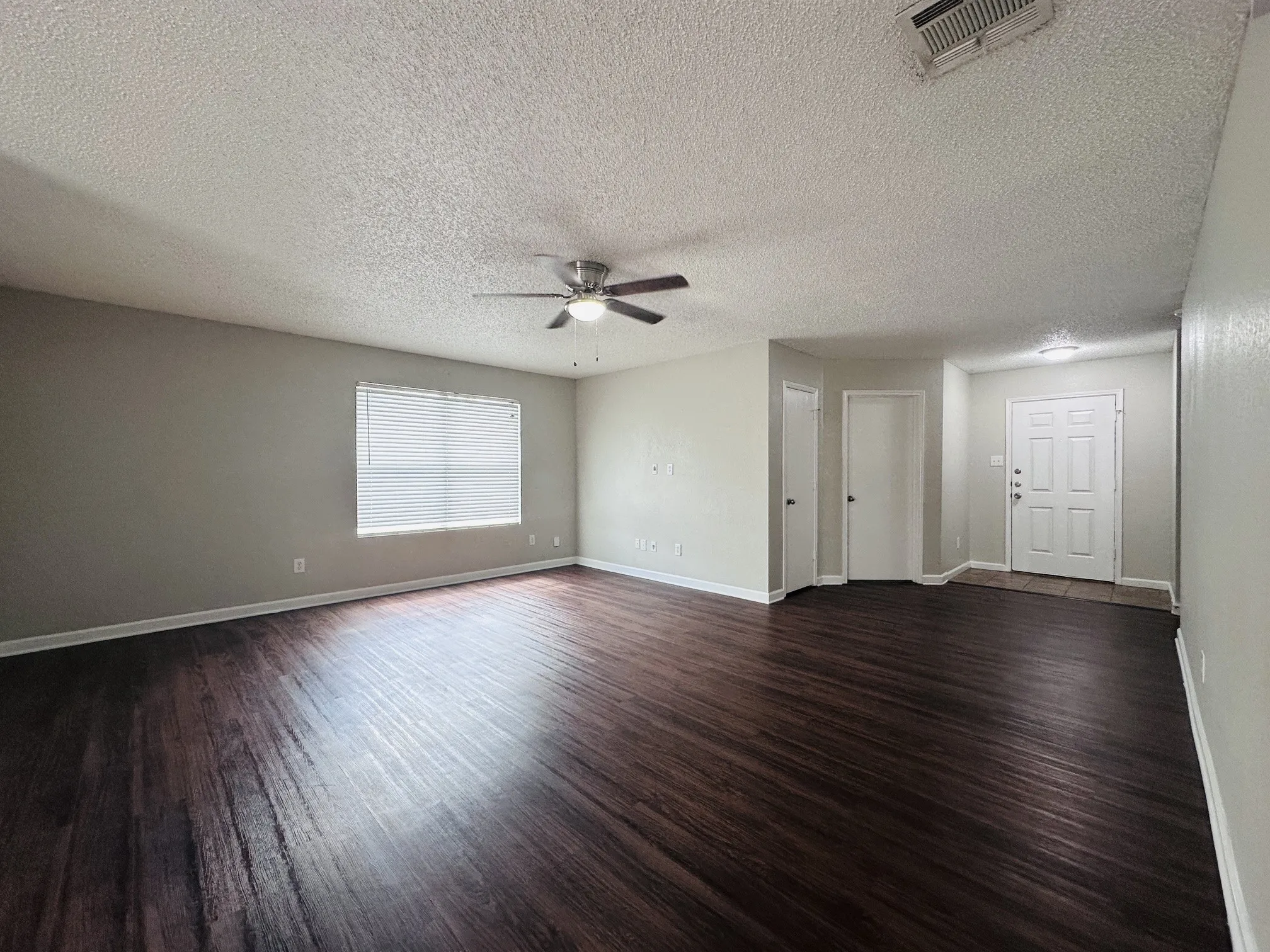 Single Family Residence For Sale in Tarrant County , 8600 Hawkview Drive, Fort Worth, Texas 76179, 3 Bedroom, 2 Bathroom, 2 Garage spaces, 1,637 Sqft, built in 2006, mls#21344563, Real Estate Agent in Fort Worth, Homes For Sale in Tarrant county, Homes For Sale in Fort Worth, Realtor in Fort Worth Texas, Real Estate Brokerage Independent Realty Texas, Luminita Cordes Realtor