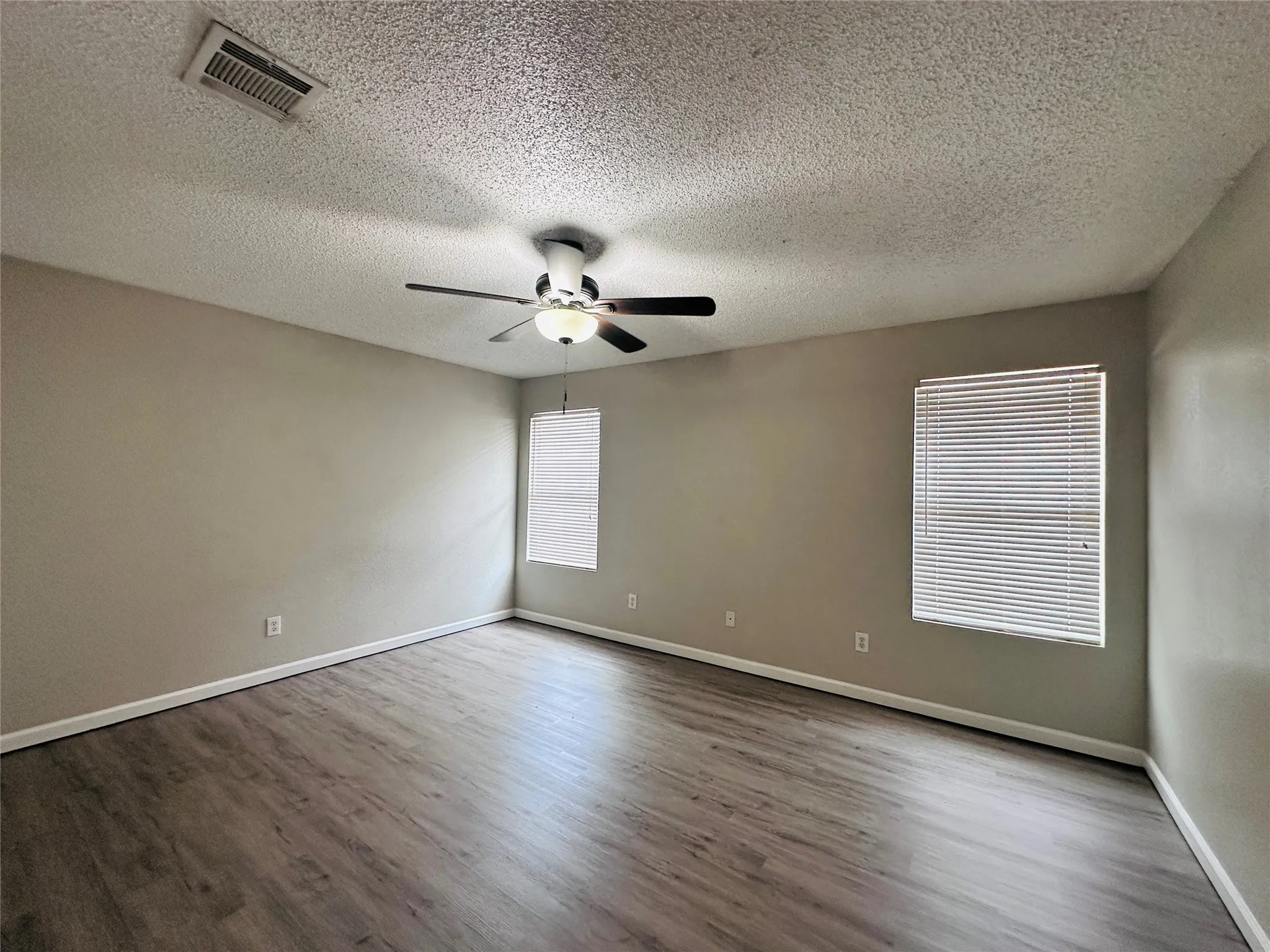 Single Family Residence For Sale in Tarrant County , 8600 Hawkview Drive, Fort Worth, Texas 76179, 3 Bedroom, 2 Bathroom, 2 Garage spaces, 1,637 Sqft, built in 2006, mls#21344563, Real Estate Agent in Fort Worth, Homes For Sale in Tarrant county, Homes For Sale in Fort Worth, Realtor in Fort Worth Texas, Real Estate Brokerage Independent Realty Texas, Luminita Cordes Realtor