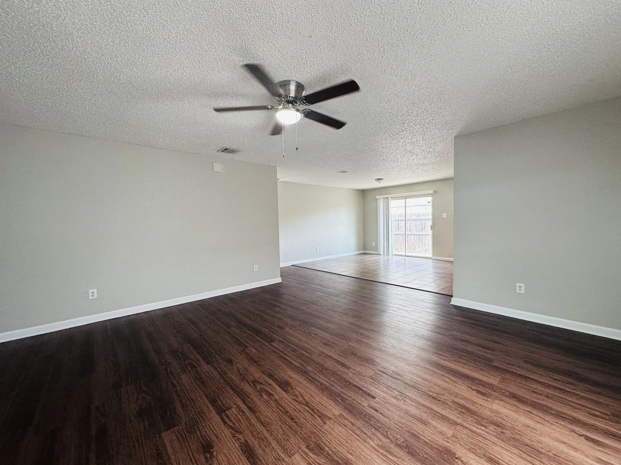Single Family Residence For Sale in Tarrant County , 8600 Hawkview Drive, Fort Worth, Texas 76179, 3 Bedroom, 2 Bathroom, 2 Garage spaces, 1,637 Sqft, built in 2006, mls#21344563, Real Estate Agent in Fort Worth, Homes For Sale in Tarrant county, Homes For Sale in Fort Worth, Realtor in Fort Worth Texas, Real Estate Brokerage Independent Realty Texas, Luminita Cordes Realtor