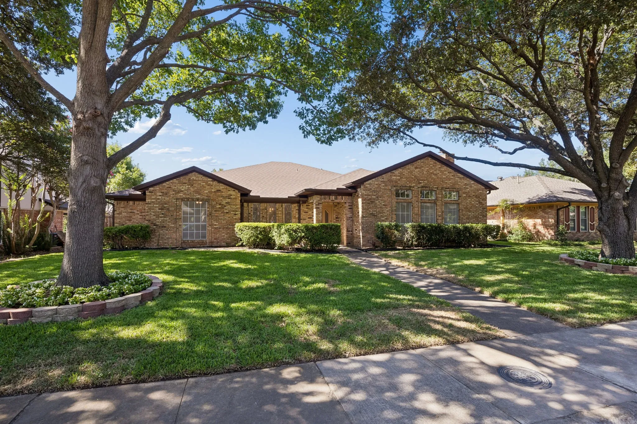 Single Family Residence For Sale in Dallas County , 10014 Hickory Crossing, Dallas, Texas 75243, 4 Bedroom, 3 Bathroom, 2 Garage spaces, 2,821 Sqft, built in 1980, mls#21341065, Real Estate Agent in Dallas, Homes For Sale in Dallas county, Homes For Sale in Dallas, Realtor in Dallas Texas, Real Estate Brokerage Independent Realty Texas, Luminita Cordes Realtor