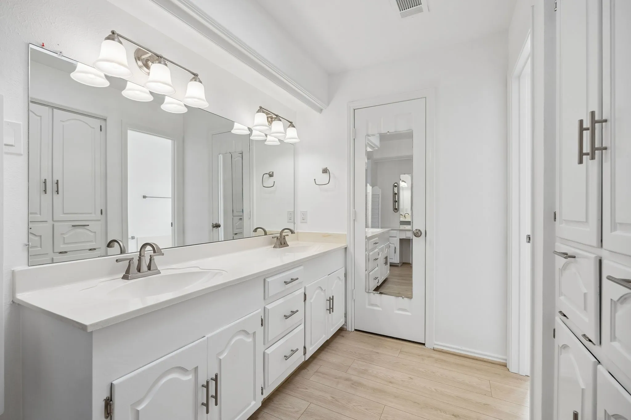 Single Family Residence For Sale in Dallas County , 10014 Hickory Crossing, Dallas, Texas 75243, 4 Bedroom, 3 Bathroom, 2 Garage spaces, 2,821 Sqft, built in 1980, mls#21341065, Real Estate Agent in Dallas, Homes For Sale in Dallas county, Homes For Sale in Dallas, Realtor in Dallas Texas, Real Estate Brokerage Independent Realty Texas, Luminita Cordes Realtor
