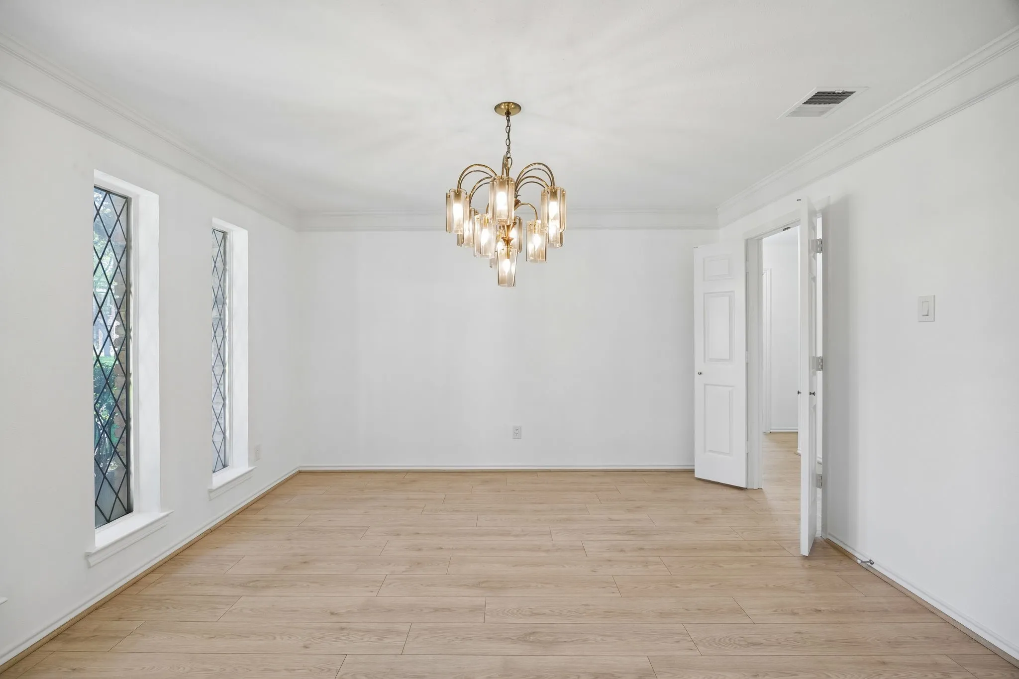 Single Family Residence For Sale in Dallas County , 10014 Hickory Crossing, Dallas, Texas 75243, 4 Bedroom, 3 Bathroom, 2 Garage spaces, 2,821 Sqft, built in 1980, mls#21341065, Real Estate Agent in Dallas, Homes For Sale in Dallas county, Homes For Sale in Dallas, Realtor in Dallas Texas, Real Estate Brokerage Independent Realty Texas, Luminita Cordes Realtor