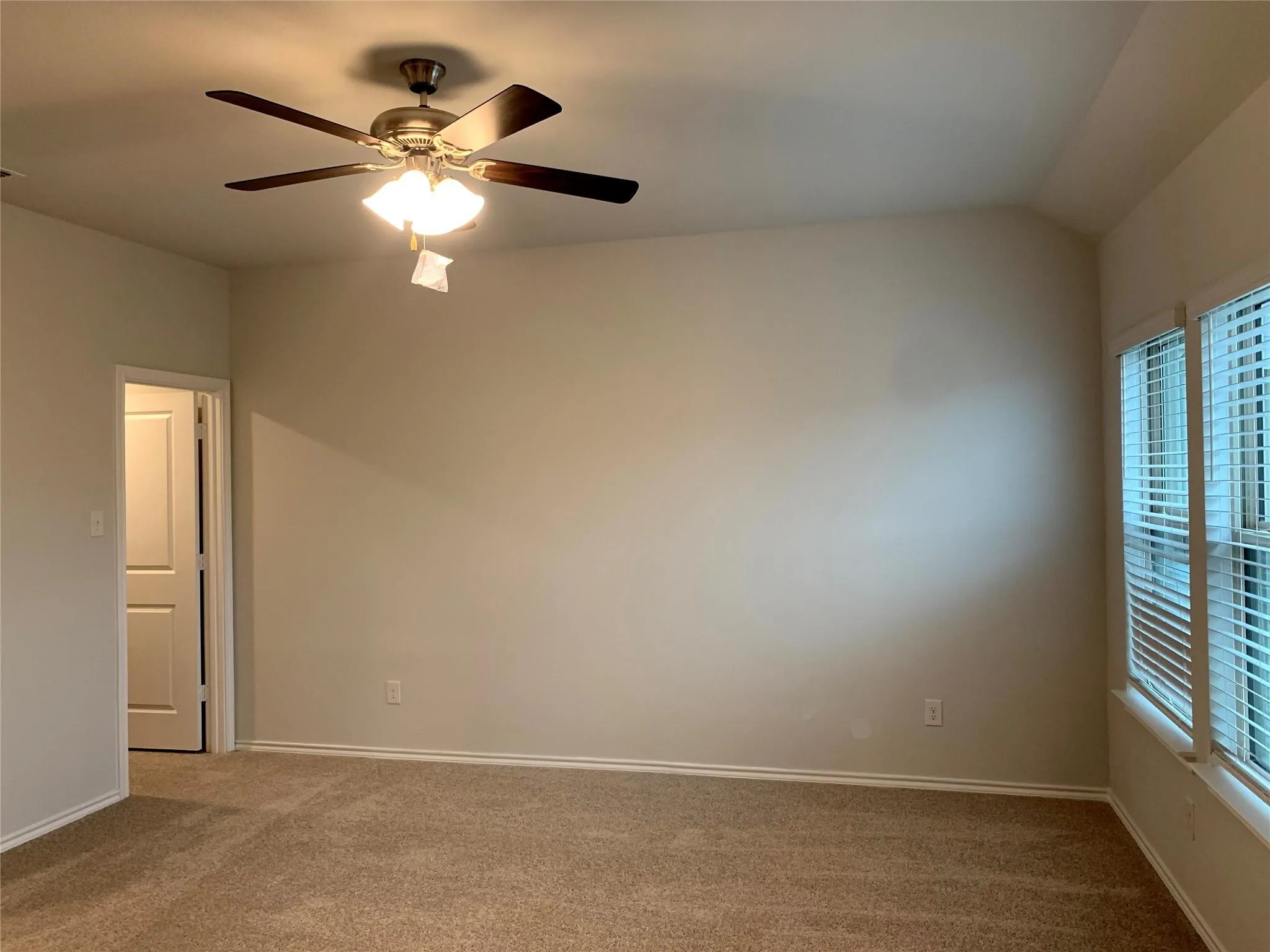 Townhouse For Rent in Tarrant County , 407 Milverton Drive, Fort Worth, Texas 76036, 3 Bedroom, 3 Bathroom, 2 Garage spaces, 1,786 Sqft, built in 2020, mls#21344904, Real Estate Agent in Fort Worth, Homes For Rent in Tarrant county, Homes For Rent in Fort Worth, Realtor in Fort Worth Texas, Real Estate Brokerage Independent Realty Texas, Luminita Cordes Realtor
