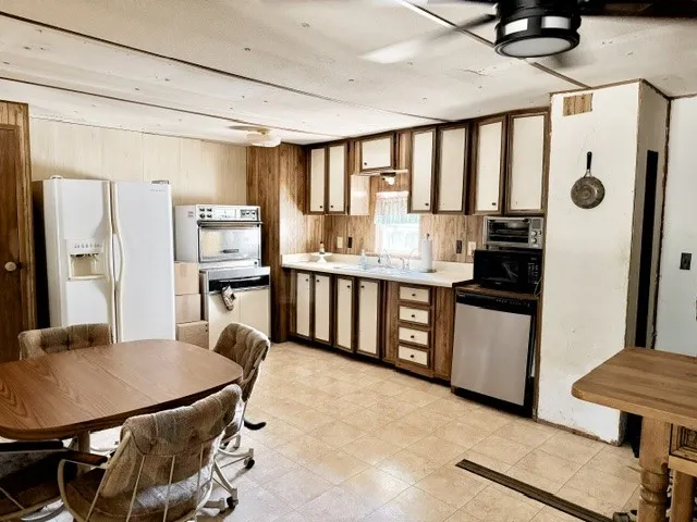 Mobile Home For Sale in Young County , 345 Butler Loop, Graham, Texas 76450, 3 Bedroom, 2 Bathroom, Garage spaces, 1,488 Sqft, built in 1980, mls#21344907, Real Estate Agent in Graham, Homes For Sale in Young county, Homes For Sale in Graham, Realtor in Graham Texas, Real Estate Brokerage Independent Realty Texas, Luminita Cordes Realtor