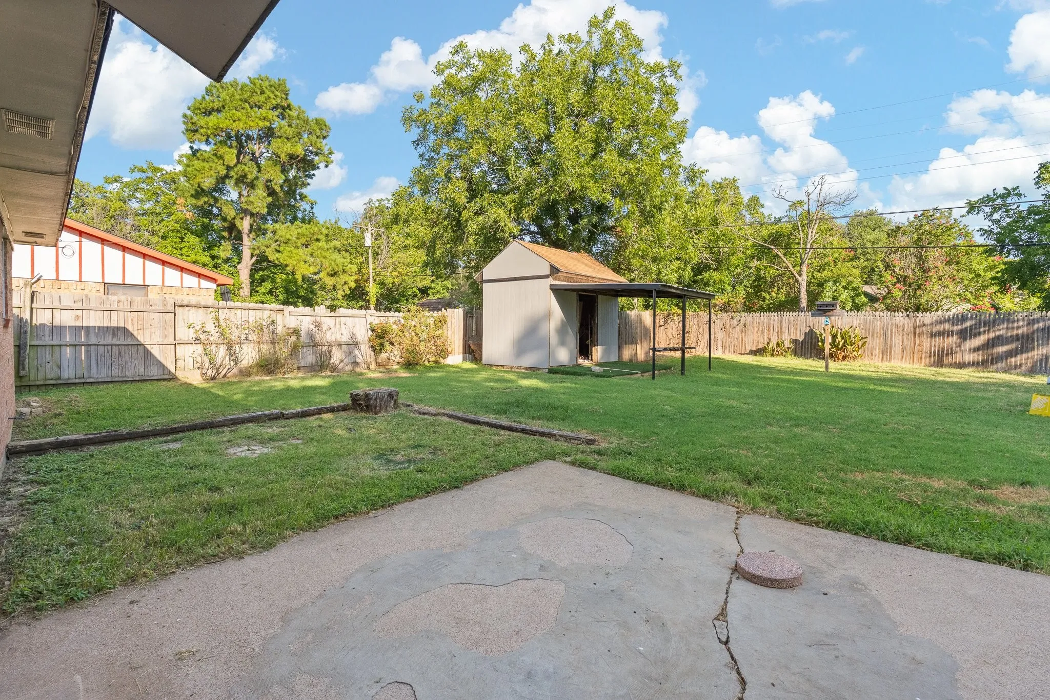 Single Family Residence For Sale in Johnson County , 1206 Hemphill Drive, Cleburne, Texas 76033, 3 Bedroom, 2 Bathroom, 2 Garage spaces, 1,350 Sqft, built in 1968, mls#21342870, Real Estate Agent in Cleburne, Homes For Sale in Johnson county, Homes For Sale in Cleburne, Realtor in Cleburne Texas, Real Estate Brokerage Independent Realty Texas, Luminita Cordes Realtor