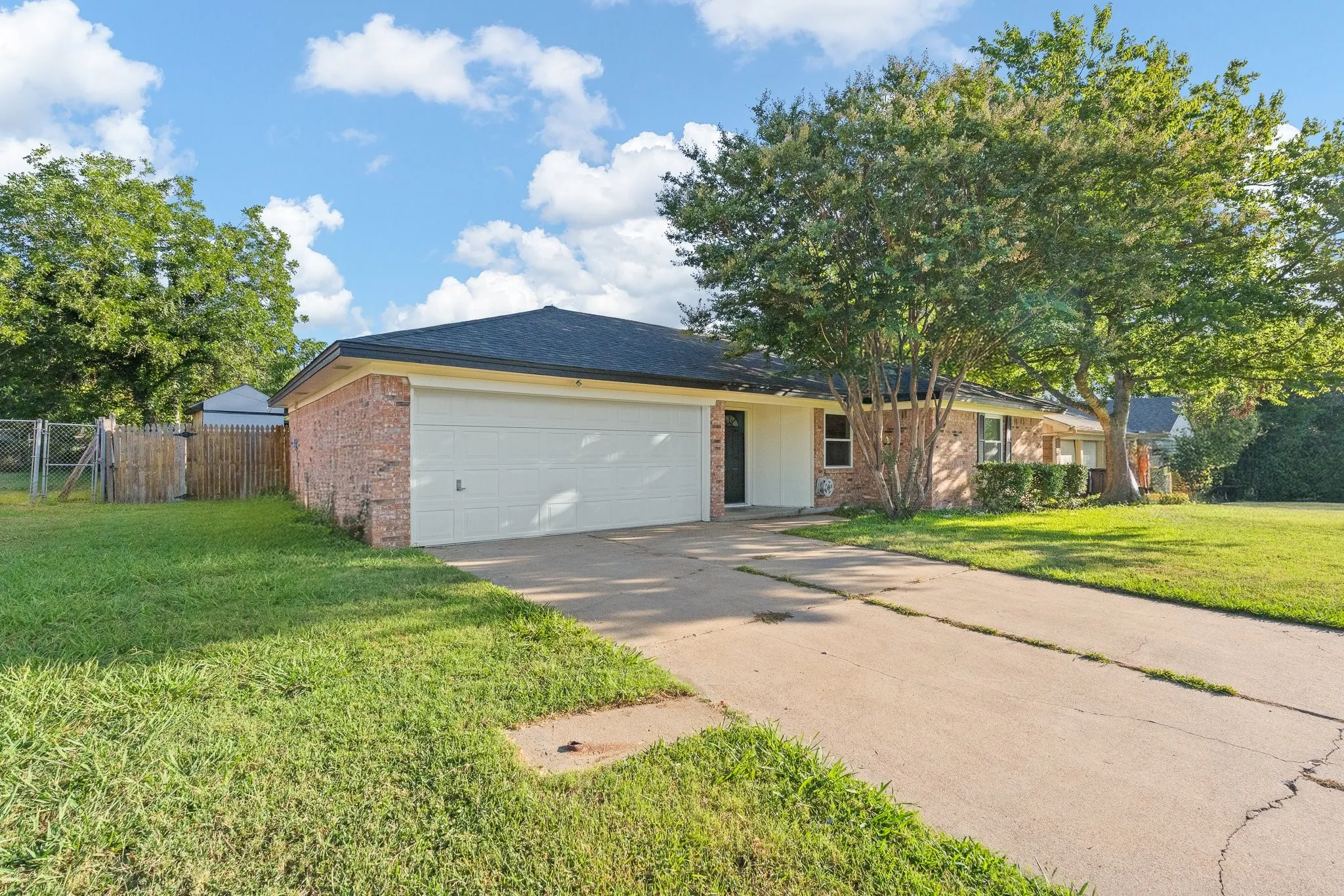 Single Family Residence For Sale in Johnson County , 1206 Hemphill Drive, Cleburne, Texas 76033, 3 Bedroom, 2 Bathroom, 2 Garage spaces, 1,350 Sqft, built in 1968, mls#21342870, Real Estate Agent in Cleburne, Homes For Sale in Johnson county, Homes For Sale in Cleburne, Realtor in Cleburne Texas, Real Estate Brokerage Independent Realty Texas, Luminita Cordes Realtor