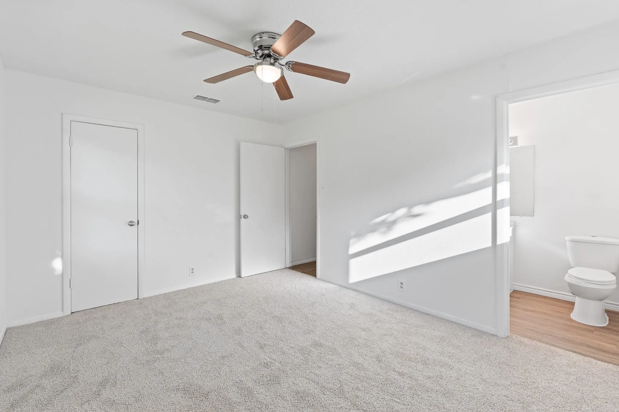 Single Family Residence For Sale in Johnson County , 1206 Hemphill Drive, Cleburne, Texas 76033, 3 Bedroom, 2 Bathroom, 2 Garage spaces, 1,350 Sqft, built in 1968, mls#21342870, Real Estate Agent in Cleburne, Homes For Sale in Johnson county, Homes For Sale in Cleburne, Realtor in Cleburne Texas, Real Estate Brokerage Independent Realty Texas, Luminita Cordes Realtor