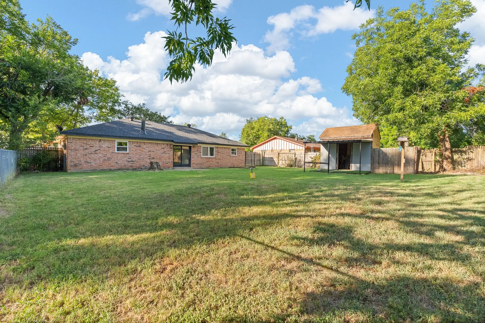 Single Family Residence For Sale in Johnson County , 1206 Hemphill Drive, Cleburne, Texas 76033, 3 Bedroom, 2 Bathroom, 2 Garage spaces, 1,350 Sqft, built in 1968, mls#21342870, Real Estate Agent in Cleburne, Homes For Sale in Johnson county, Homes For Sale in Cleburne, Realtor in Cleburne Texas, Real Estate Brokerage Independent Realty Texas, Luminita Cordes Realtor