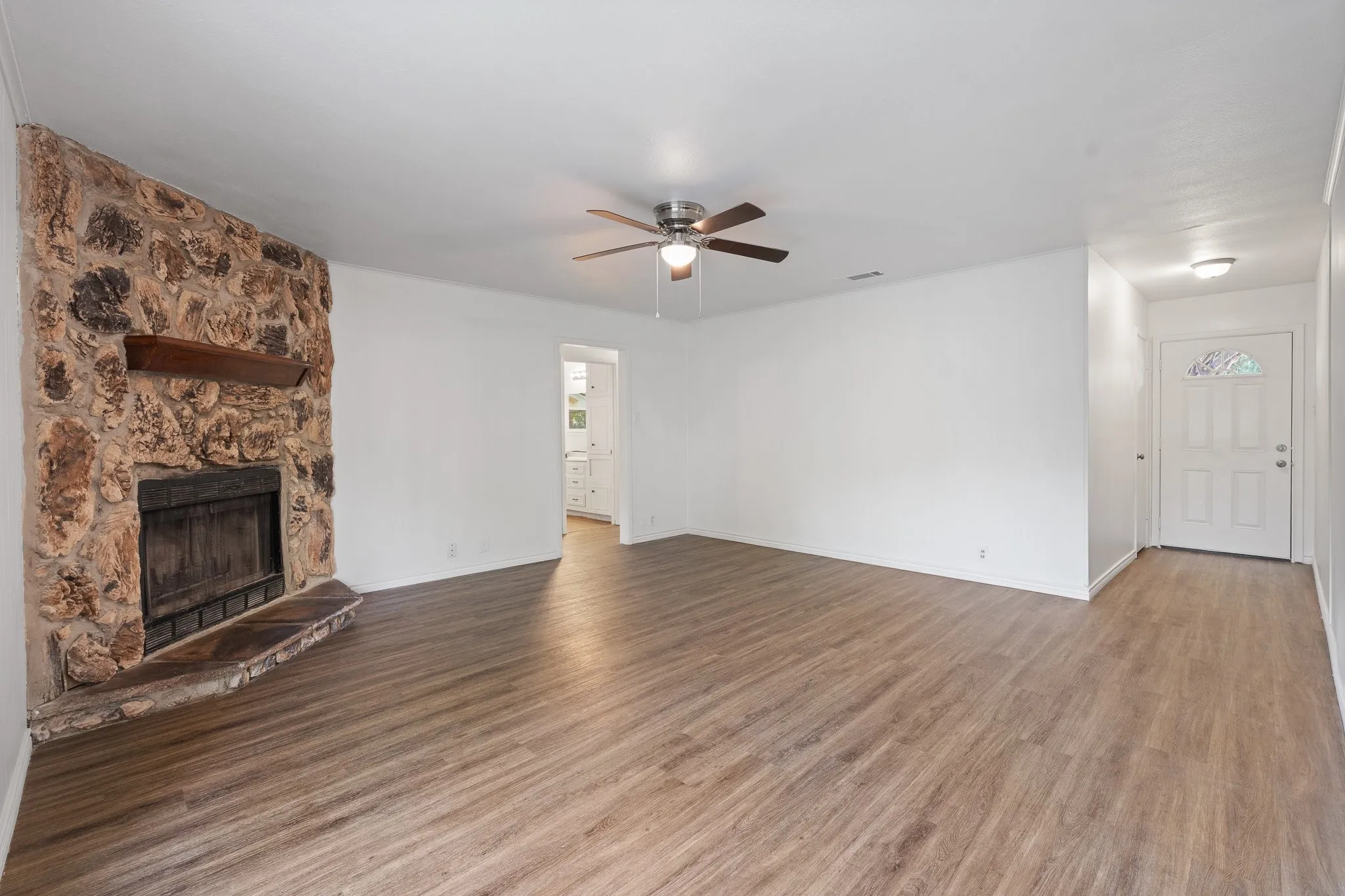 Single Family Residence For Sale in Johnson County , 1206 Hemphill Drive, Cleburne, Texas 76033, 3 Bedroom, 2 Bathroom, 2 Garage spaces, 1,350 Sqft, built in 1968, mls#21342870, Real Estate Agent in Cleburne, Homes For Sale in Johnson county, Homes For Sale in Cleburne, Realtor in Cleburne Texas, Real Estate Brokerage Independent Realty Texas, Luminita Cordes Realtor